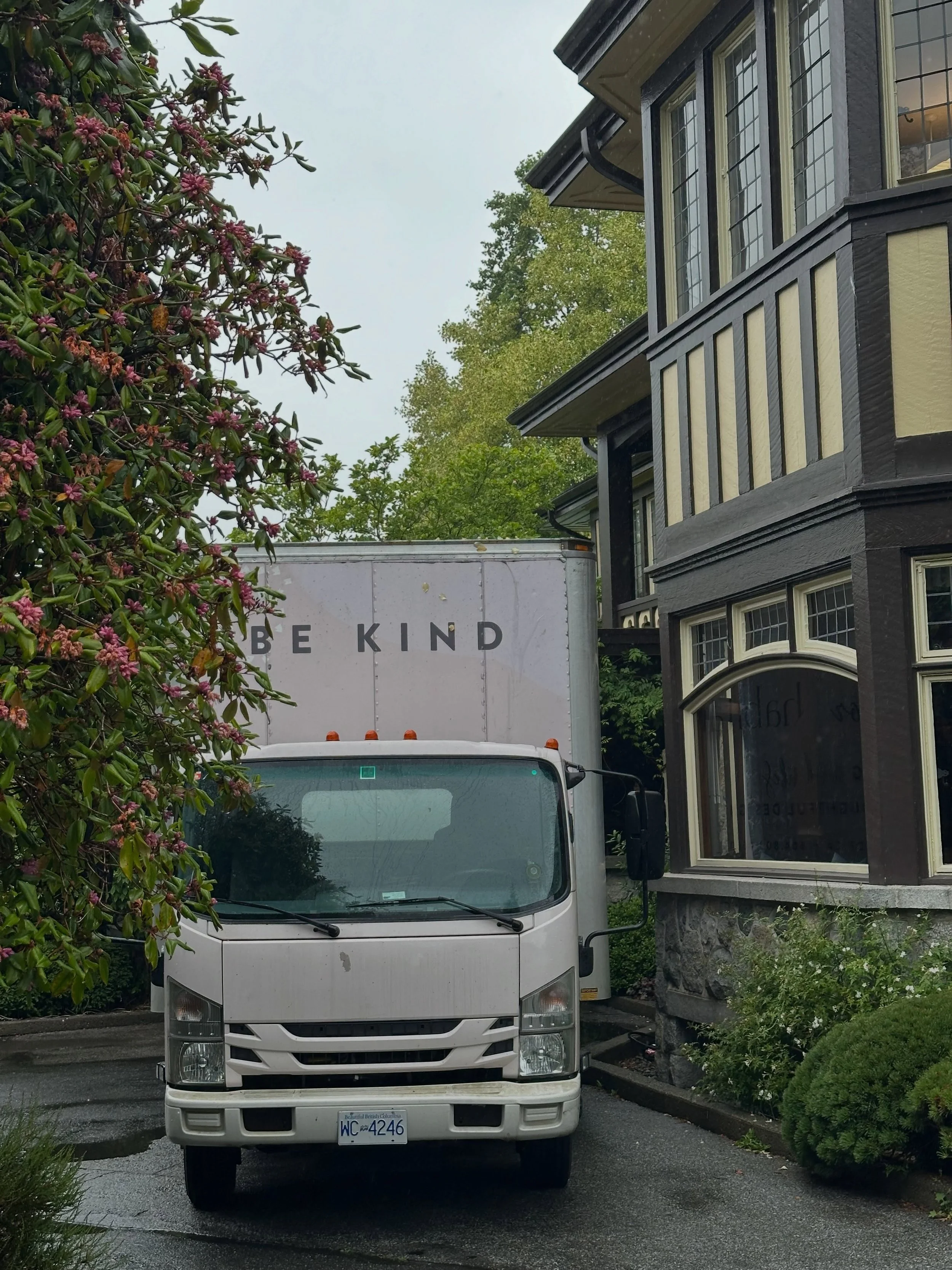 LIFE LATELY ✨🪩🌸

Delores @cecilgreenparkhouse 

Get in losers, we&rsquo;re going to be aunties and uncles 🥹 Y2K bb shower for @megwhitee 

Pickle ball practice 

Cute @bespokedecor merch 👀

Always loading 🚛

Post set-up zoomies 

Type A labeling