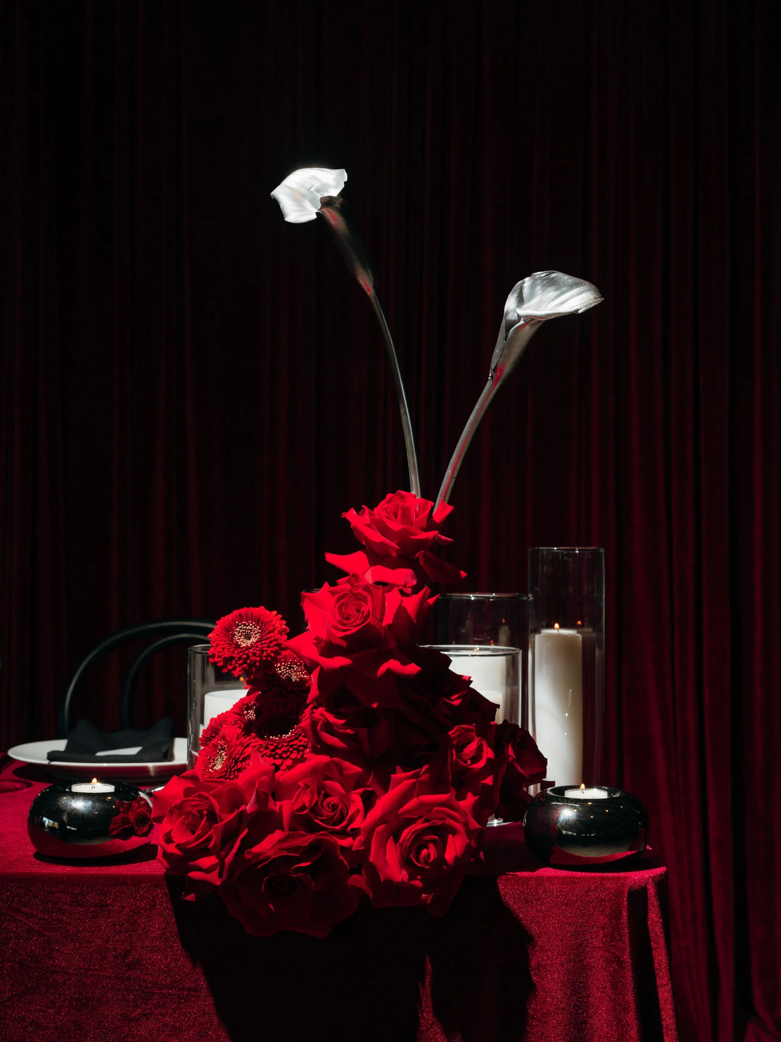 Hands up if red + chrome was the combo you never knew you needed but holy does it look GOOD 🙋

Planner: @ksalemxo @sweetheartevents
Venues: @stanleyparkpav &amp; @arras.vancouver
HMUA: @alisha_hopps
Photography: @oliverrabanes
Photo Assistants: @vsa