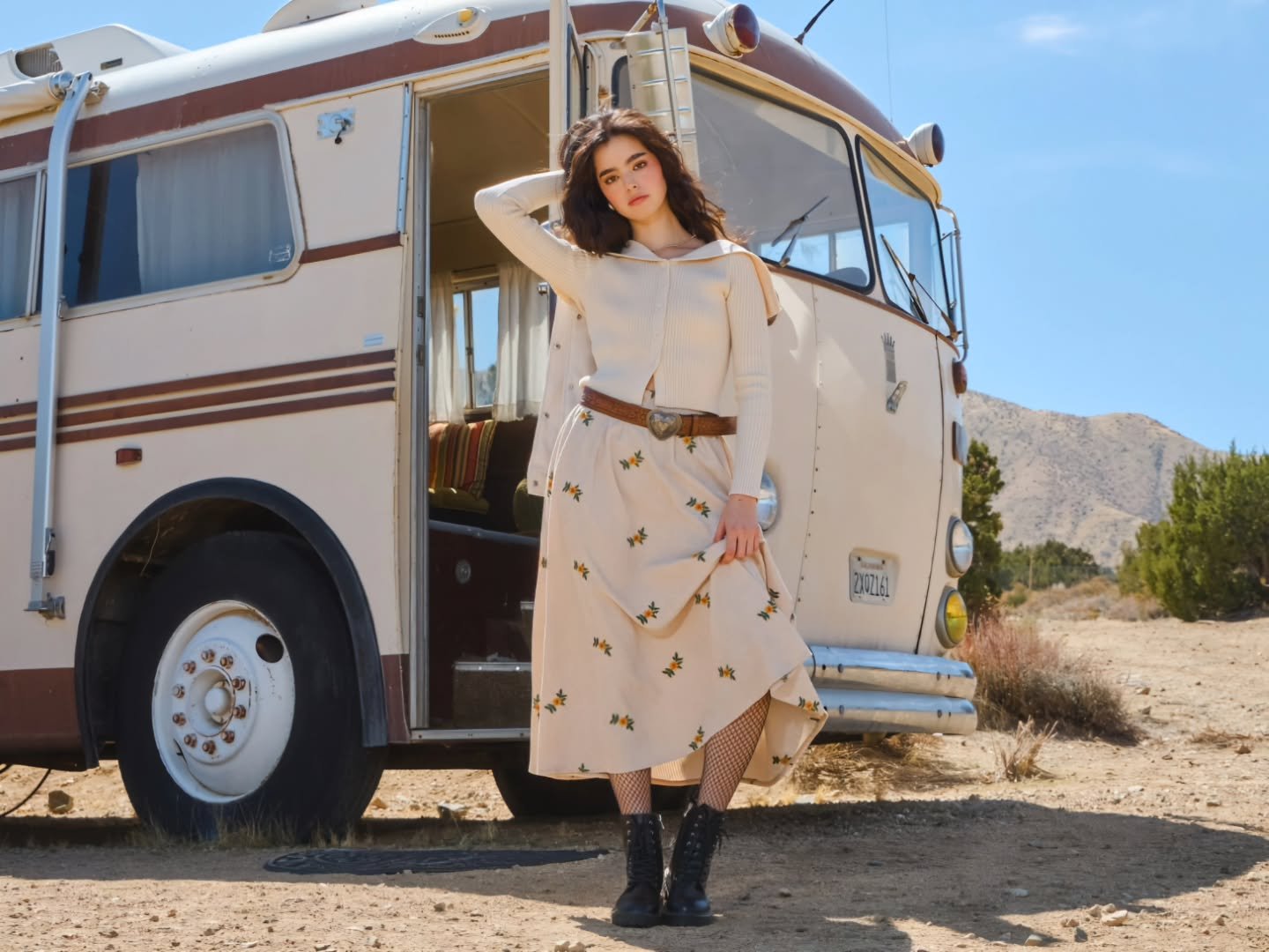💐 Just obsessing over the corduroy floral skirt and our beige button-up top! 💐🤗

Skirt $29.99
Top $35.99

#mirrounz #mirrou #fashionbrand #winterfashion #winteroutfits #styleinspo
