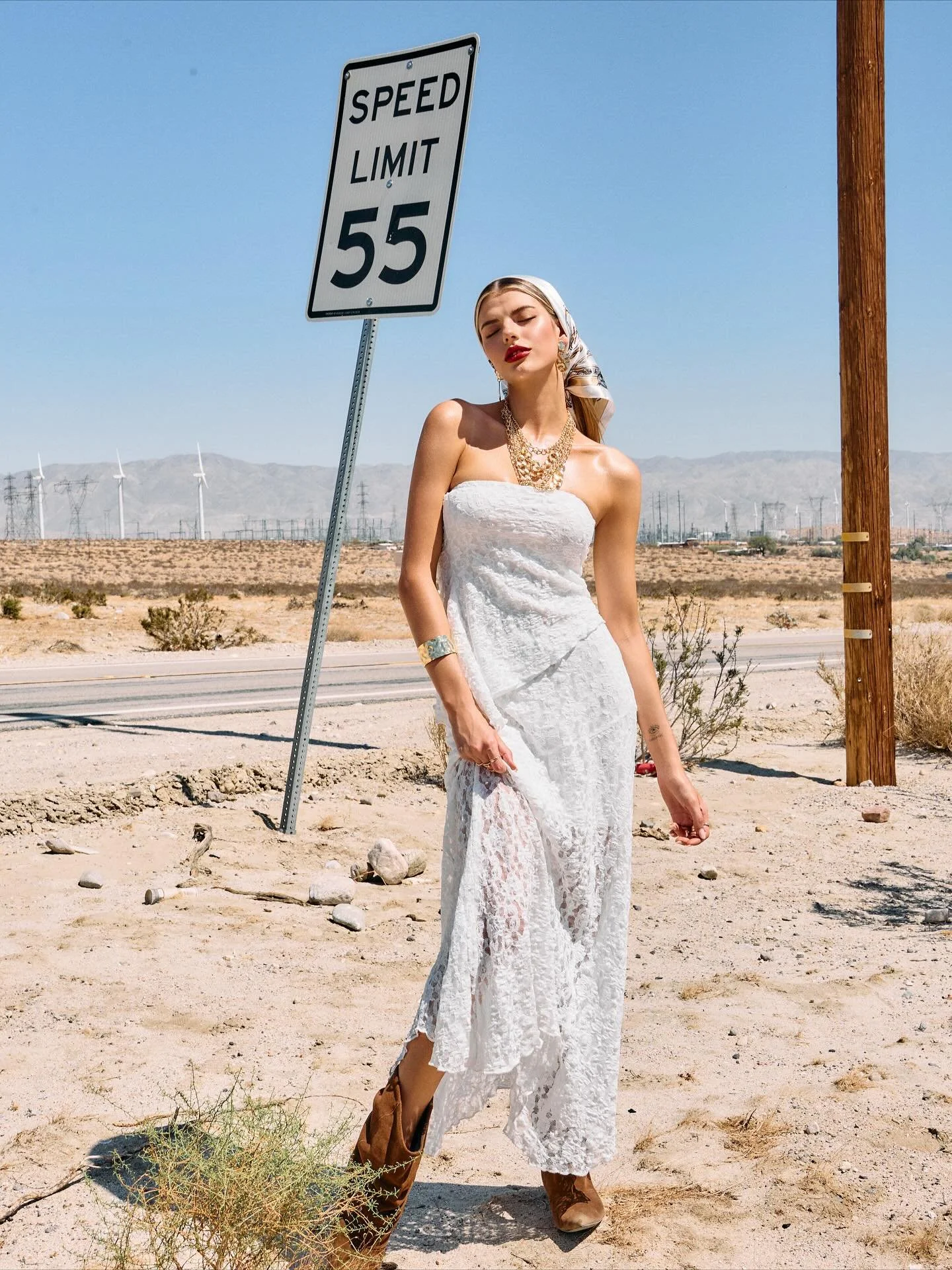 Sun, lace &amp; wind &mdash; summer never looked this chic. ☀️💫

#Mirrounz #Summer #WhiteLace #DesertGlow #FestiveSeason