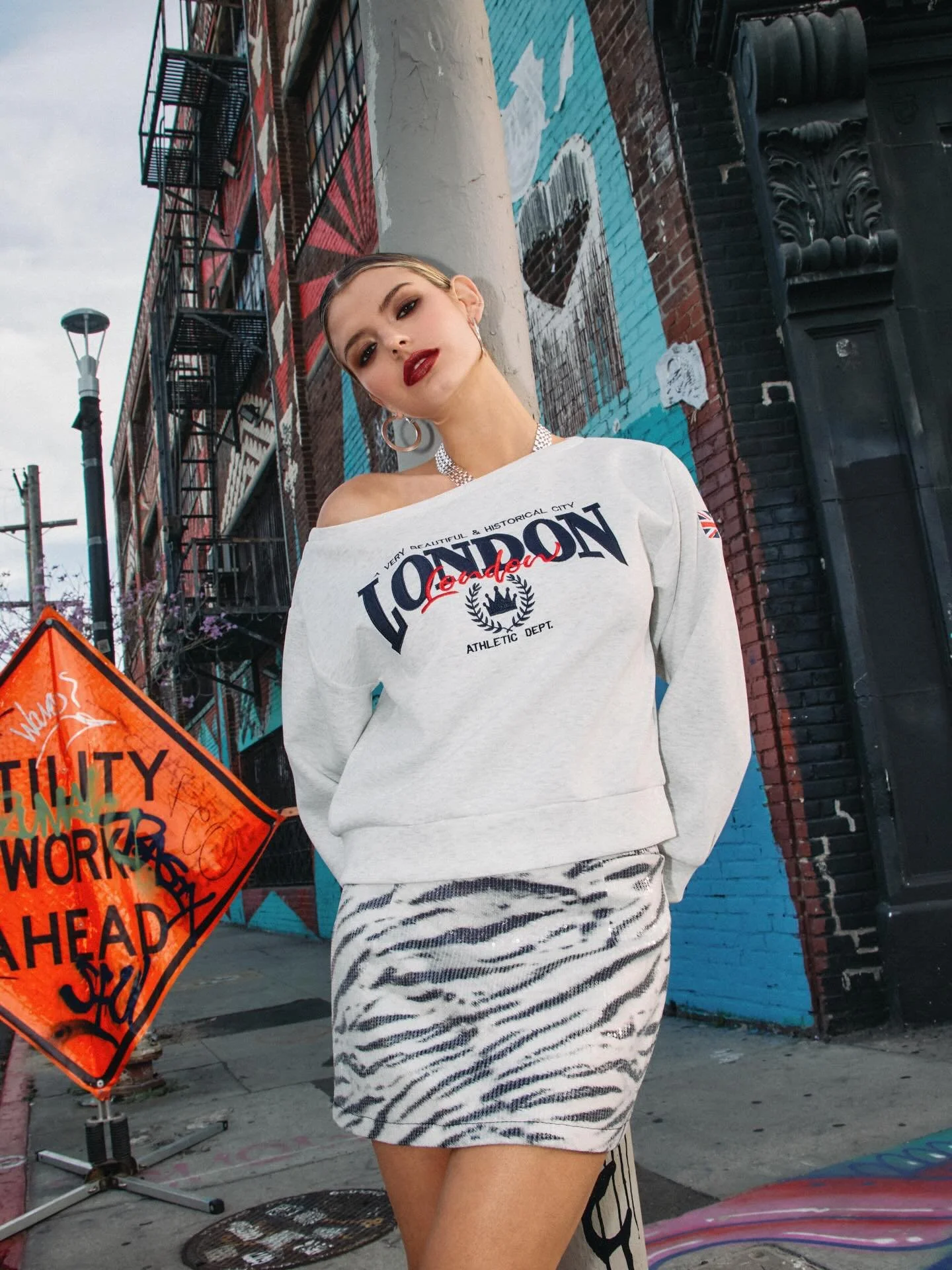 A London boat-neck sweatshirt paired with a zebra mini &mdash; one of this season&rsquo;s biggest autumn trends.
Sporty, bold and effortlessly chic for your everyday city moment.&hearts;️🦓

Available in store now.

#mirrounz #autumntrend #zebraprint