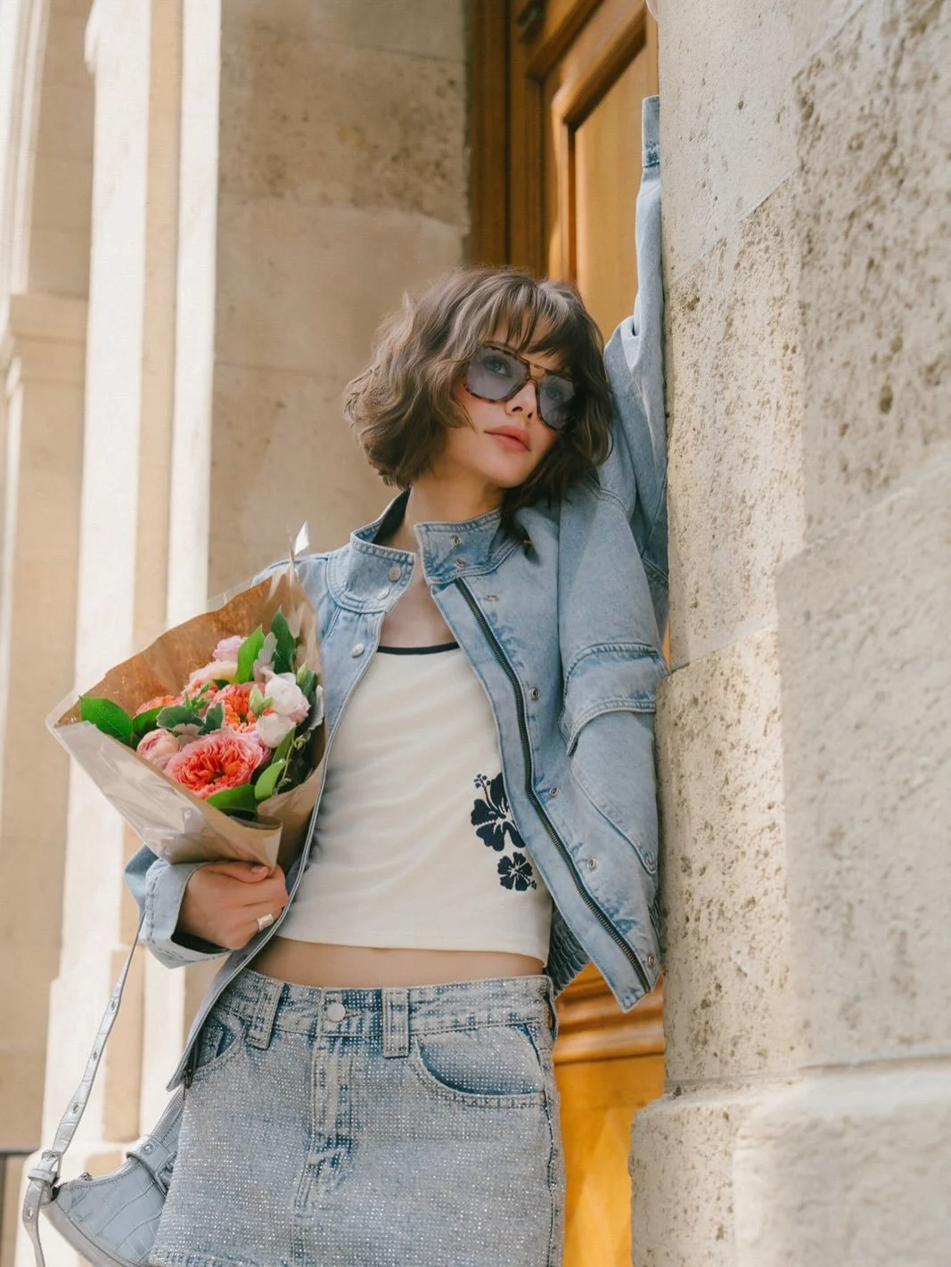 Denim, but make it spring. 🌷✨

Light-wash layers, a little sparkle and fresh flowers in hand &mdash; the kind of easy look made for sunny days and spontaneous plans.

Mirrou Spring 2026, in stores now.

#Mirrounz #Spring26 #DenimStyle #SpringStyle