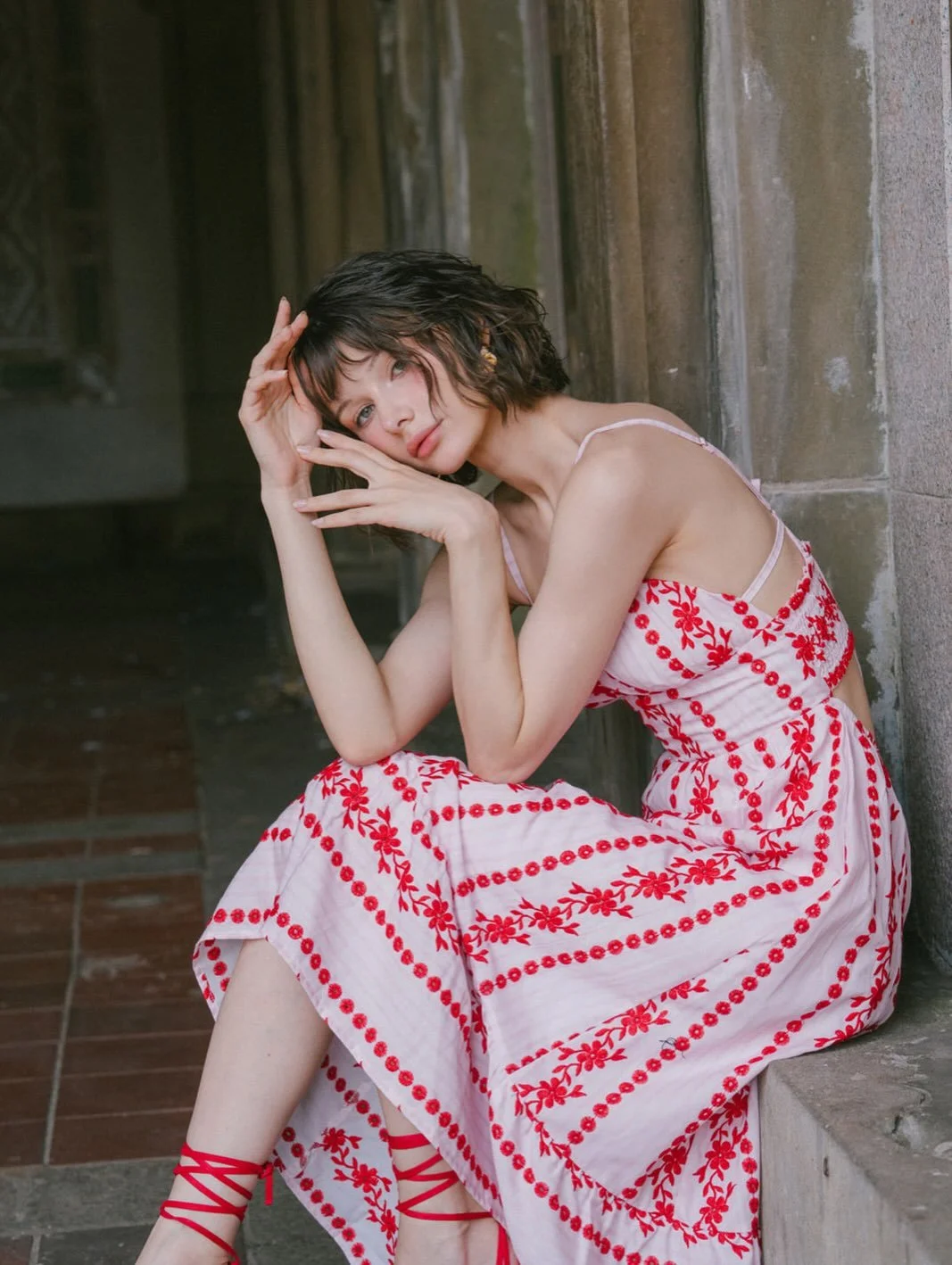 A little romance, hidden in the details.🌹

Soft silhouettes, delicate embroidery and a hint of red &mdash; made for wandering through secret gardens and slow spring afternoons.

Mirrou Spring 2026, in stores now. ✨

#Mirrounz #Spring26 #SecretGarden