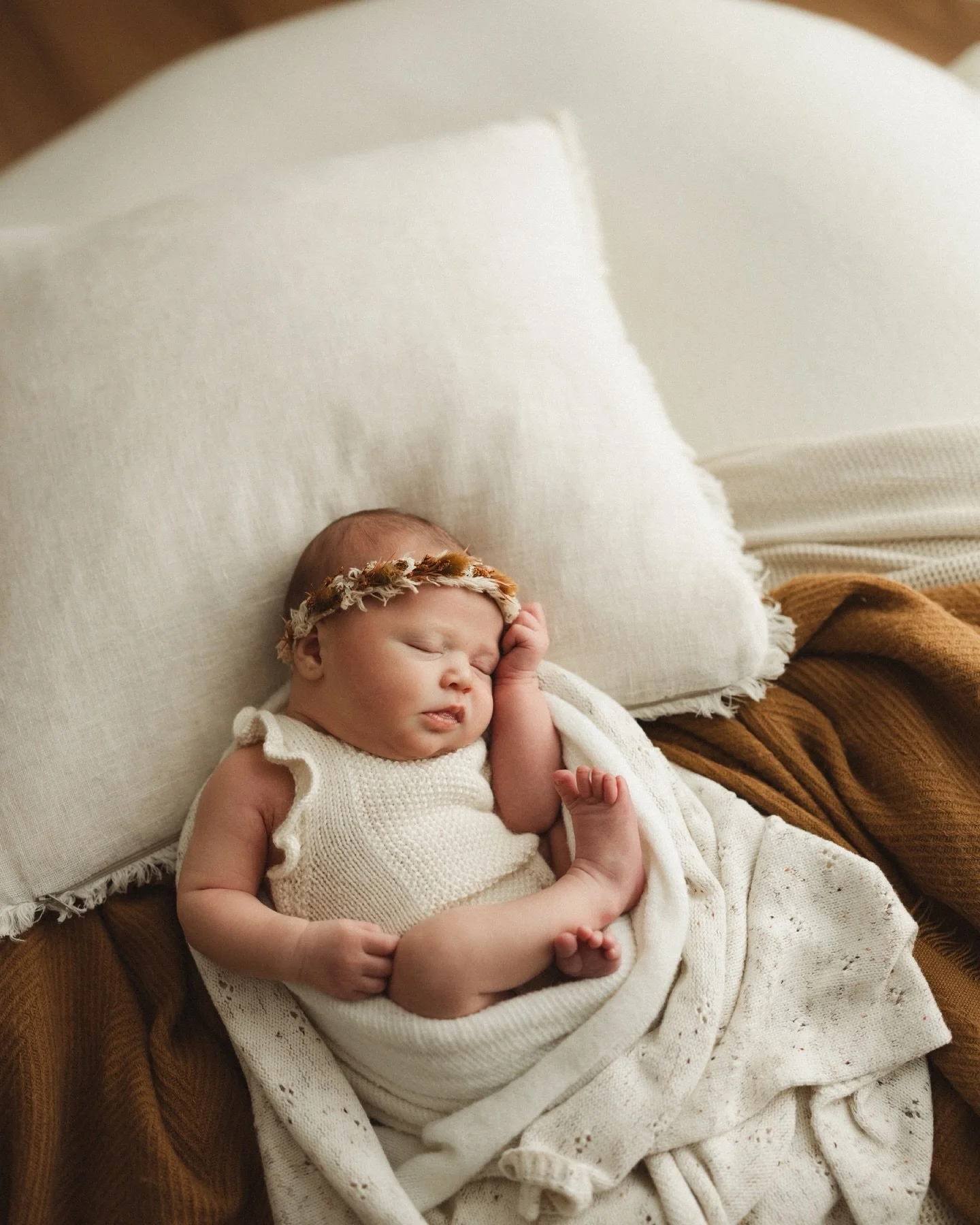 Can you pick which pose the toddler made up???? 🤔

I honestly love the chaos of little people at a newborn shoot. A newborn shoot with a toddler is not actually about the baby at all &hellip;..