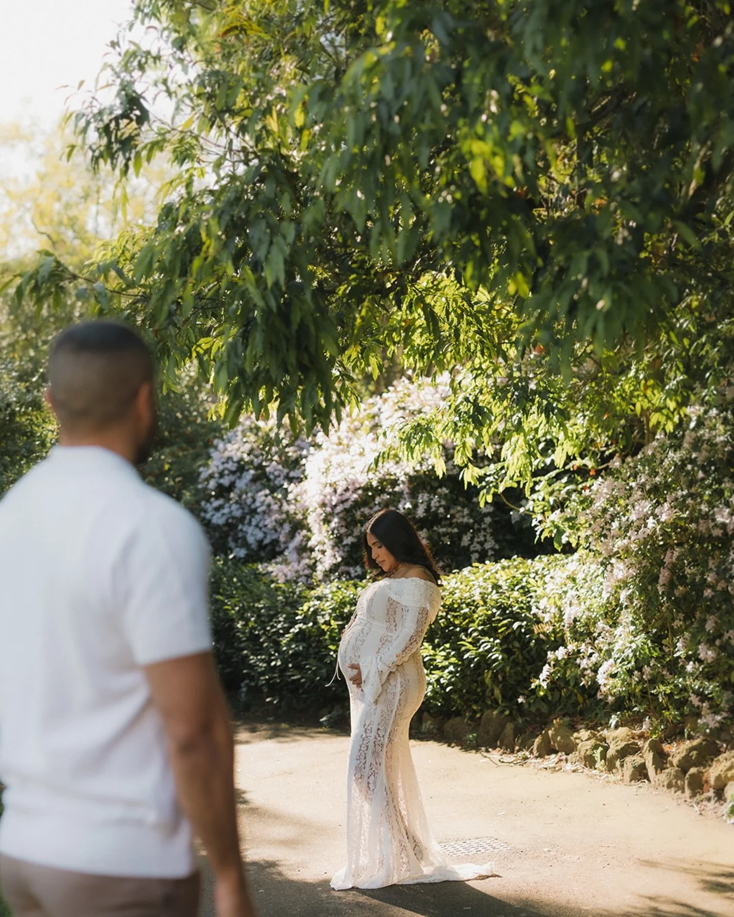 The playful romantic vibes of a garden session 🤎