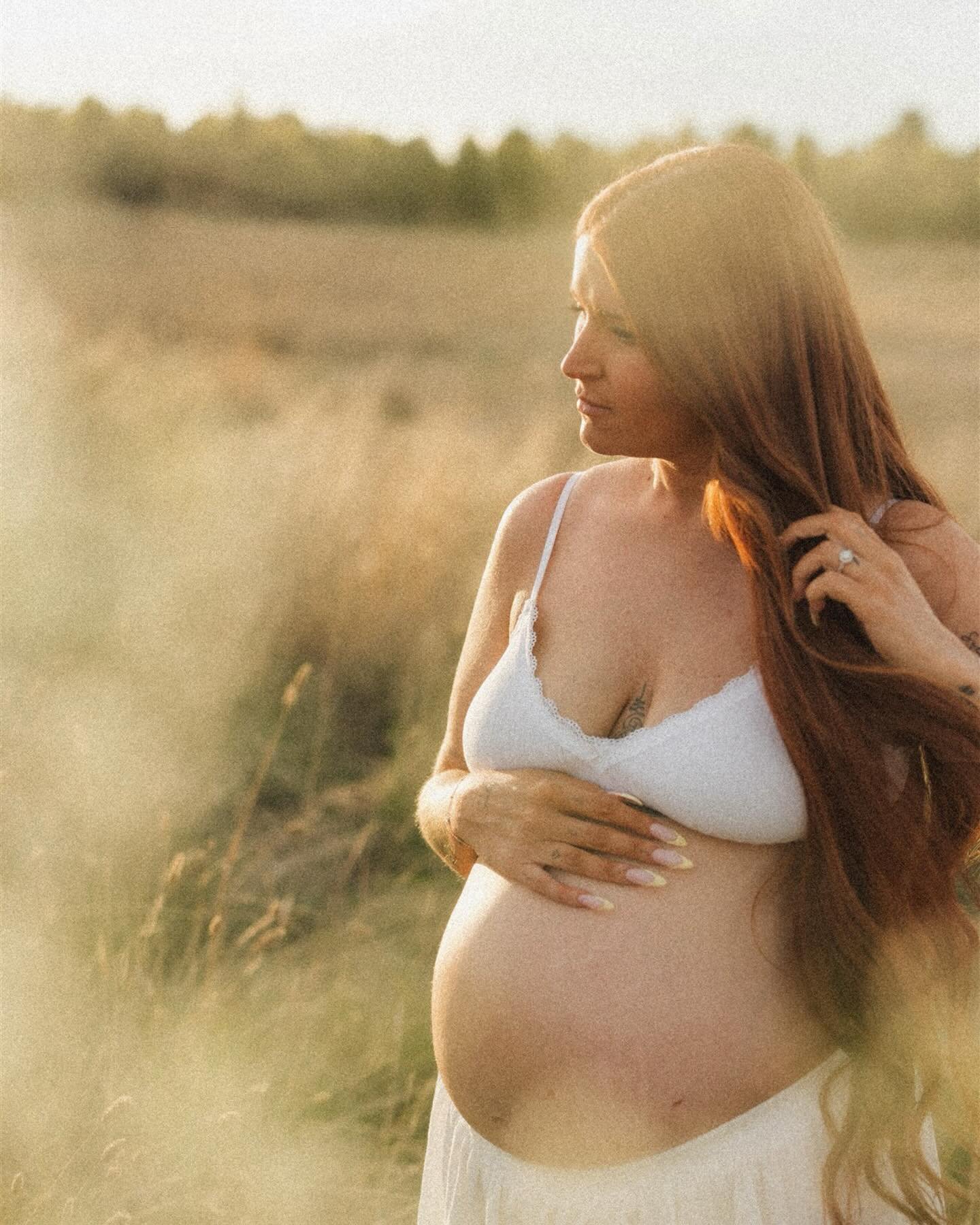 The beautiful chaos of expecting number 3 🤎

My favourite kind of sessions are always the high energy, chaotic ones where you don&rsquo;t follow a plan but instead follow the energy 

Because if I&rsquo;m being honest my brain doesn&rsquo;t like a p