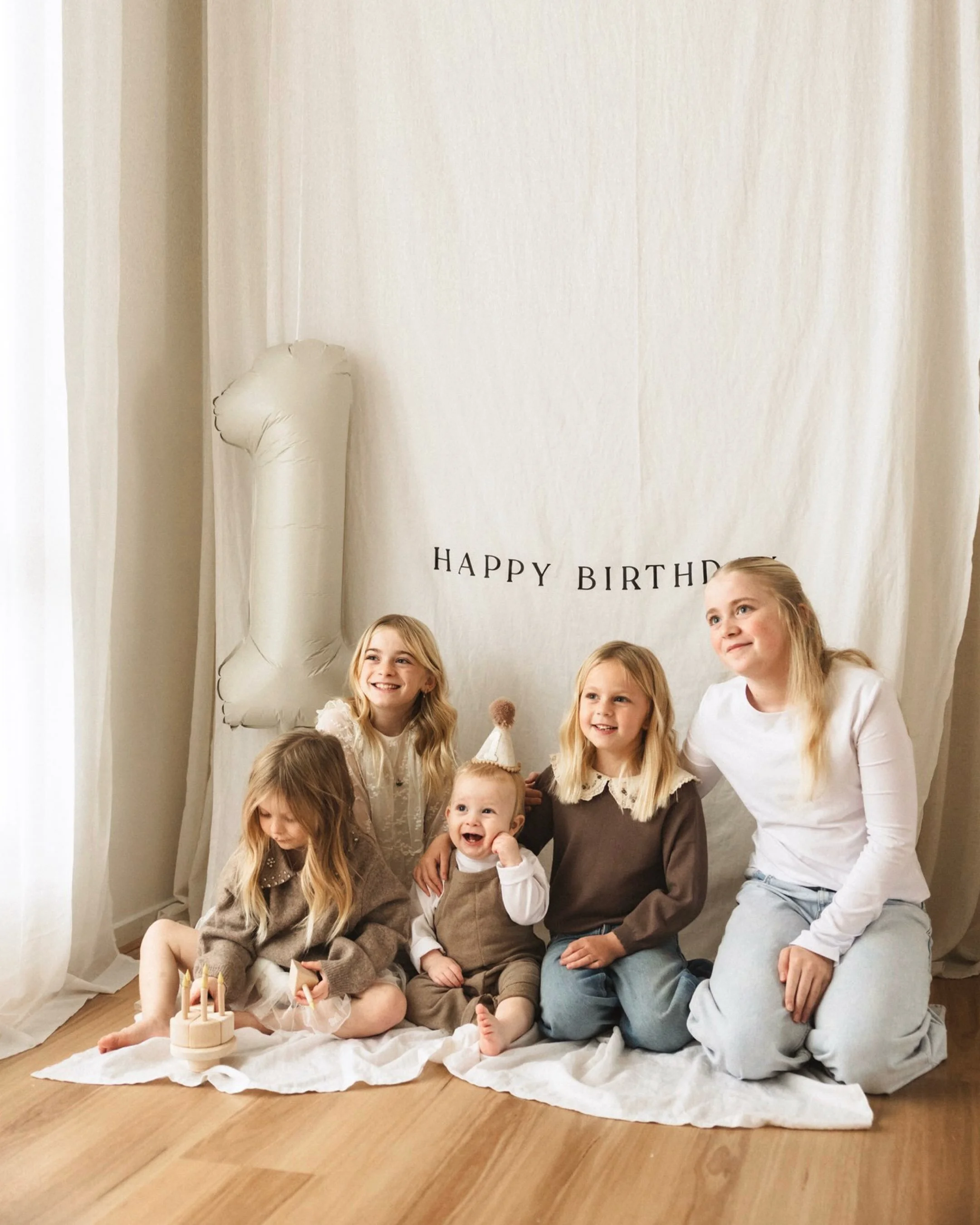 The most beautiful chaos ever 🫶🏻 

I know when I posted the sneak peek of little Harlow&rsquo;s milestone session I had so many story replies commenting how incredible this Mum just be with 5 little ones&hellip;

The reality&hellip; This is only 5 