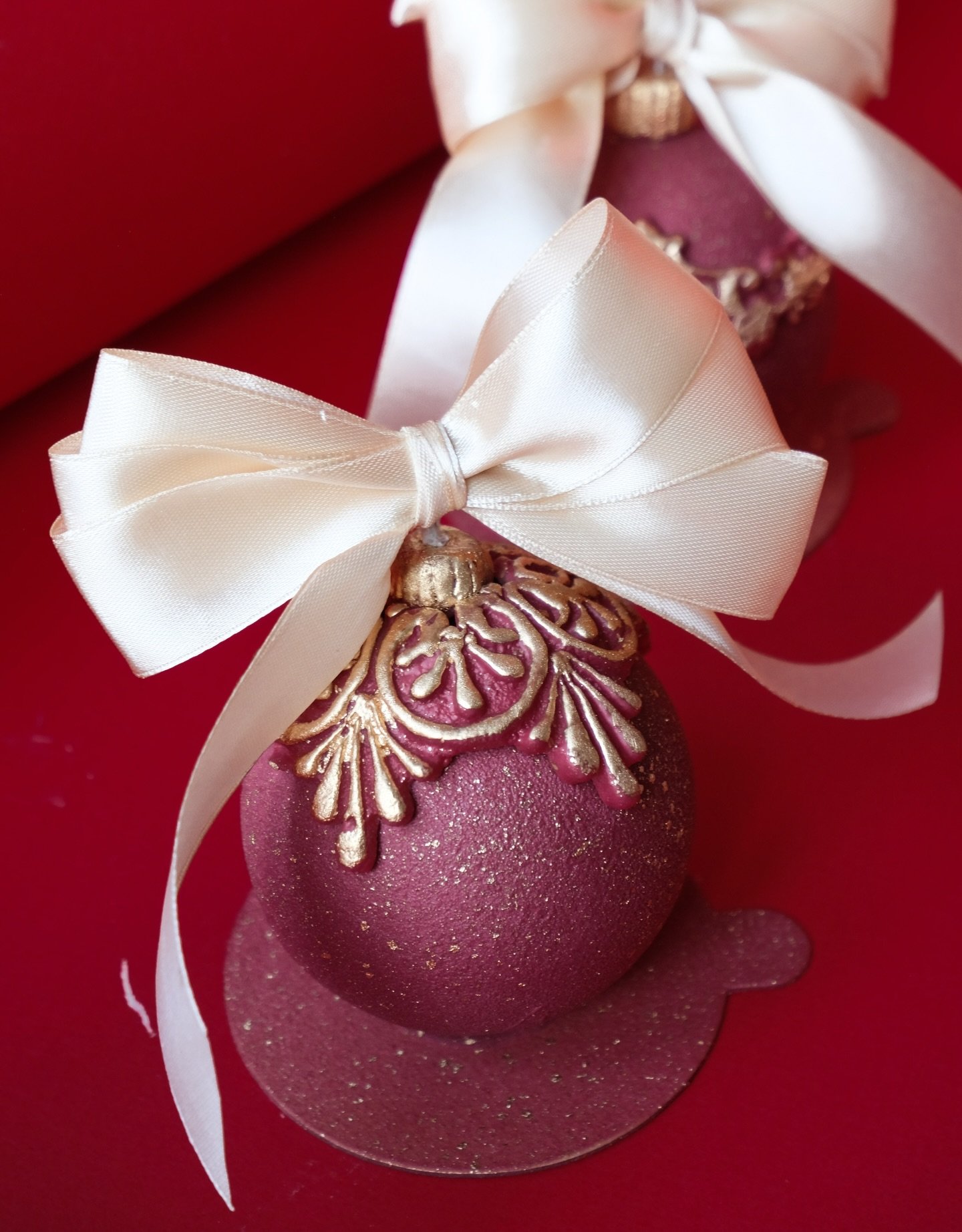 W tej chwili siedzę przy oknie i podziwiam, jak pięknie pada śnieg. Trochę przykro, że Święta są już za nami&hellip; ❄️🤍
 I z taką nutką nostalgii zostawiam tutaj nasze czekoladowe bombki z tiramisu. Pięknie wyszły❤️
Za rok robimy powt&oacute;rkę!👌