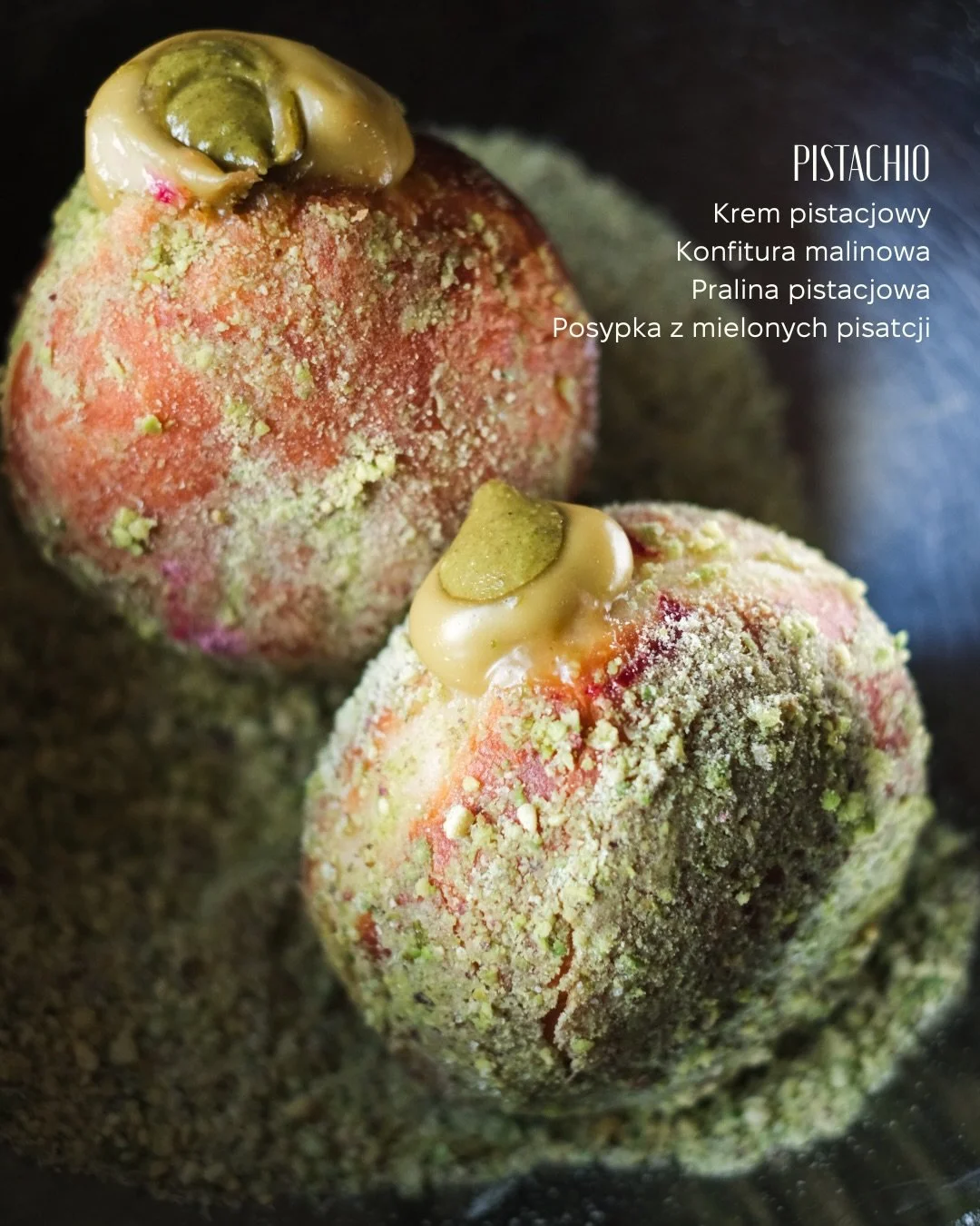 Wiecie, że zawsze pączki były mi obojętne. Ciasto smażone w tłuszczu. No i te zapachy 🫠

Ale w tym roku wszystko się zmieniło! Chyba ustawienia smakowe się zresetowały 😆
Przecież to mięciutkie, puszyste ciasto 🥹 &mdash; nie do por&oacute;wnania z 