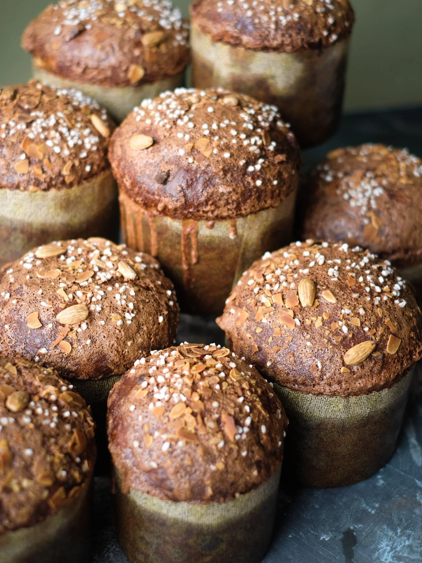 Dwa dni pracy, kt&oacute;re znikną w kilka minut na Waszym stole!✨

Wszystko zaczyna się od krojenia moreli. Zalewamy je rumem i zostawiamy na kilka dni, by owoce powoli chłonęły głęboki aromat. 🥃🍑

P&oacute;źniej czas na bigę &ndash; to nasz zaczy