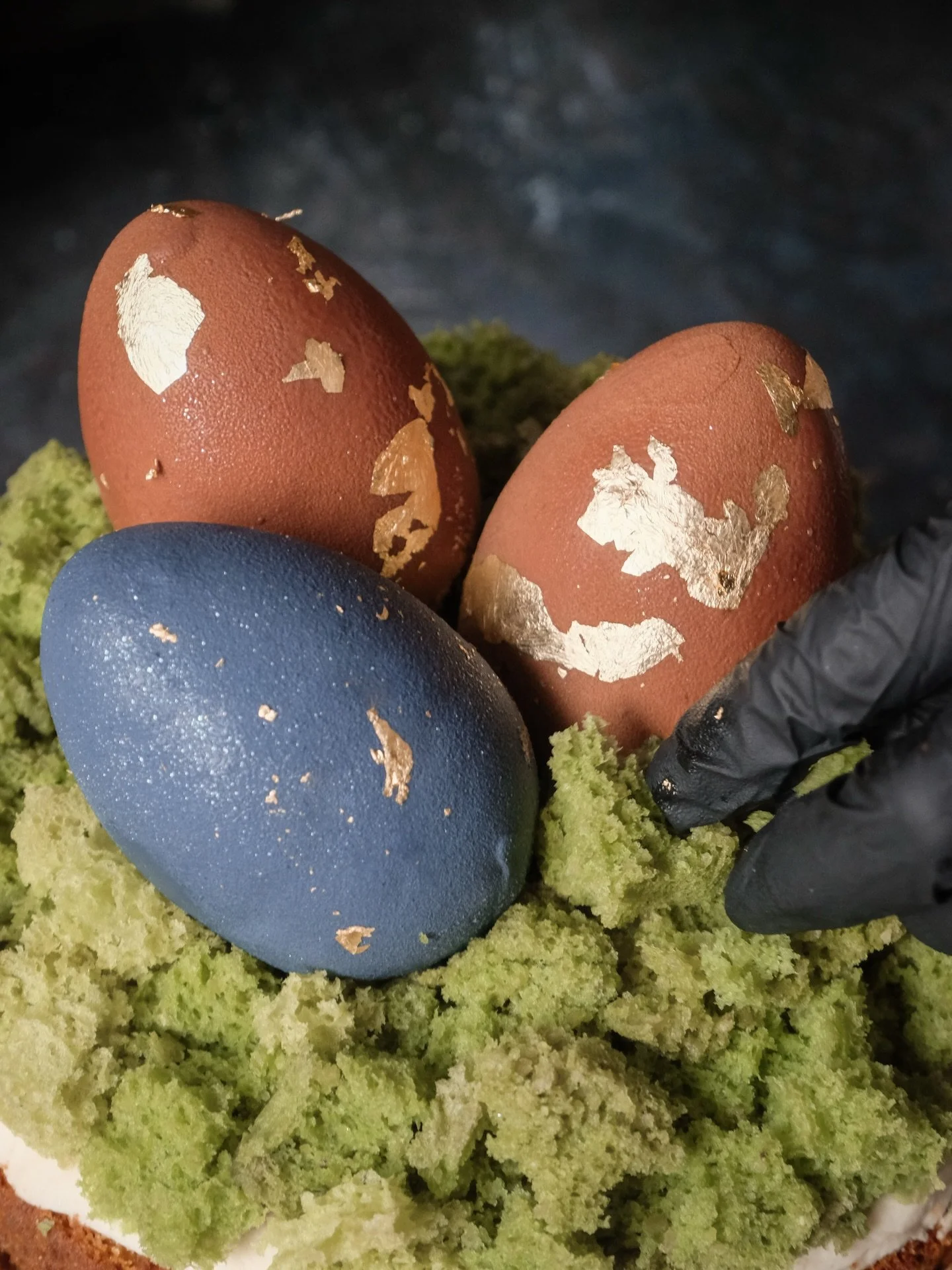Jajko na miękko i na słodko!
Kwaśno słodkie płynne ż&oacute;łteczko o smaku mango🥭
Biała chmurka ubijanego ganache na białej czekoladzie z dodatkiem puree z marakui.
Chrupiąca czekoladowa skorupka🐣

PS. Jajka od najszczęśliwszych cukiernik&oacute;w