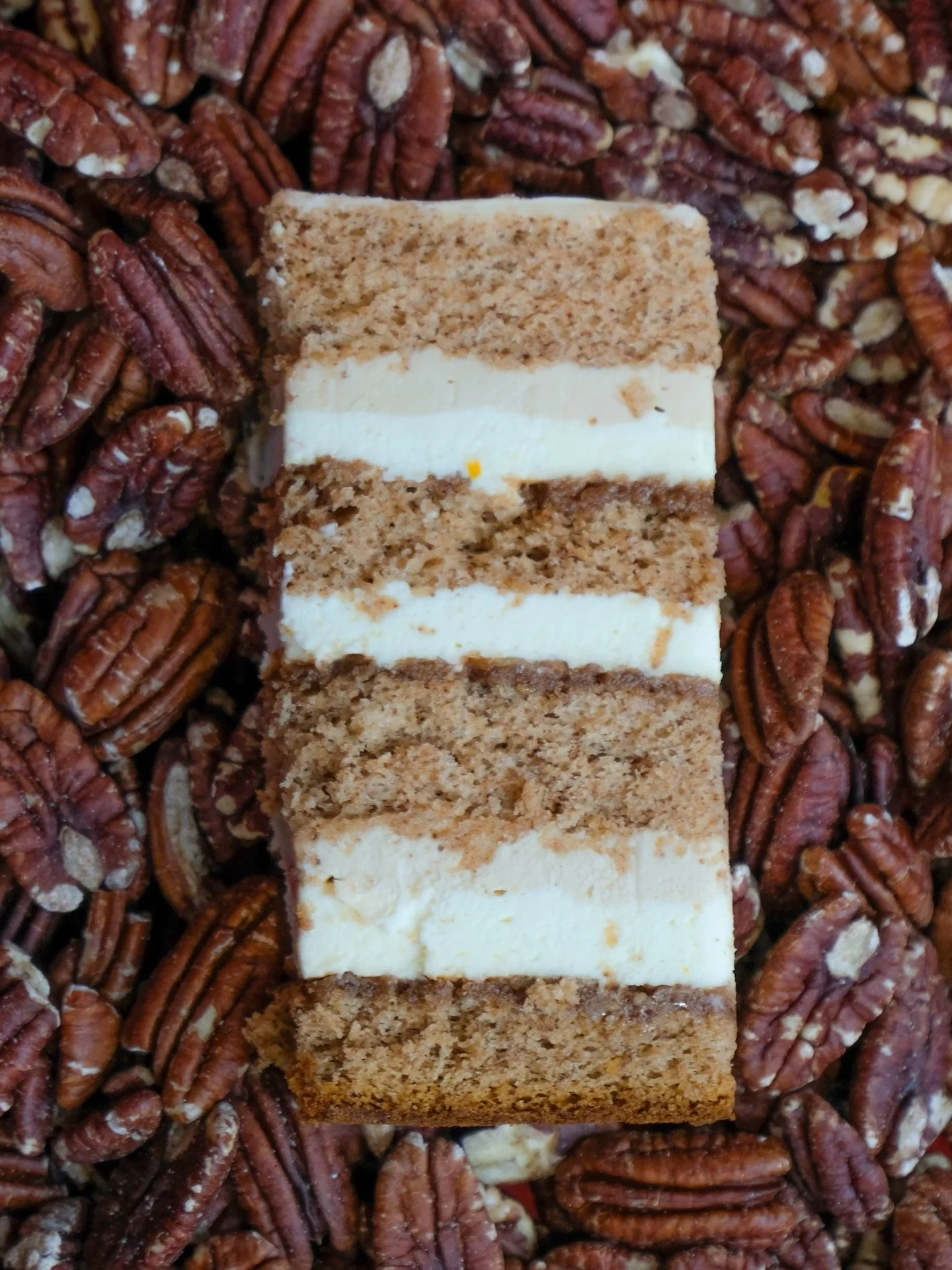 Krem bueno, jeżyny, karmel, pistacja, i Baileys w jednym torcie &mdash; to już nie jest kreatywność.

Często widzę w sieci smaki tort&oacute;w, kt&oacute;re brzmią jak lista zakup&oacute;w, albo konkurs kto zmieści więcej.

Tylko że tort to nie zbi&o