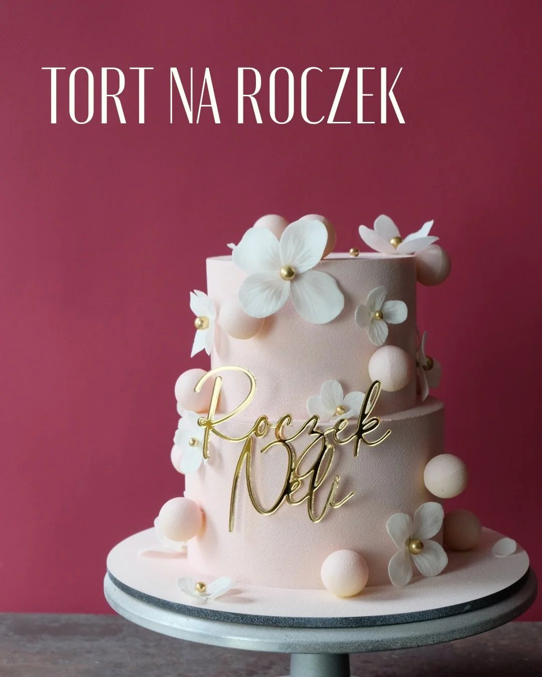 Mam ogromną słabość do tort&oacute;w na pierwsze urodziny 🥹
Bo za każdym razem mam wrażenie, że to nie jest tylko święto malucha. To moment, w kt&oacute;rym mama może na chwilę spojrzeć na siebie i powiedzieć: &ldquo;Dałam radę.&rdquo;
I może właśni