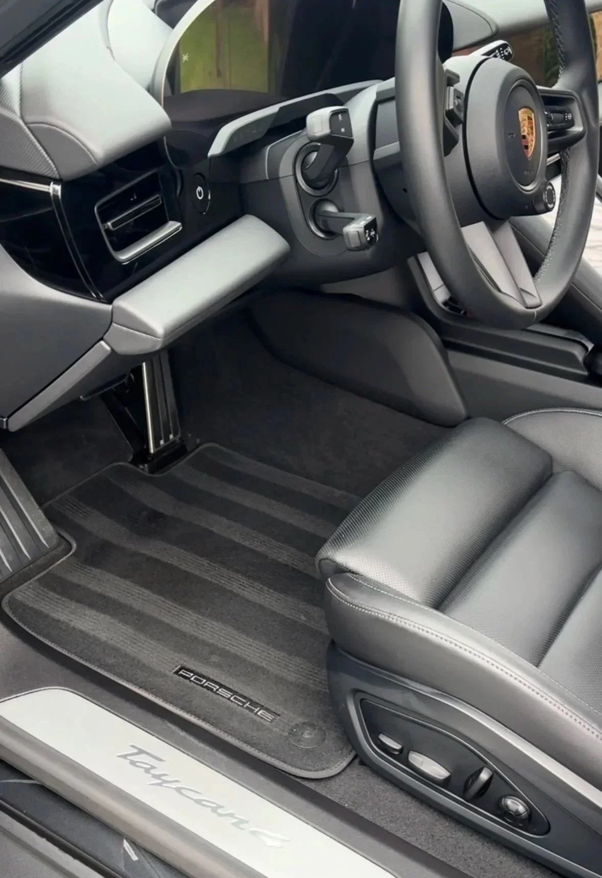 Aspiration minutieuse de l'habitacle et dépoussiérage des plastiques intérieurs