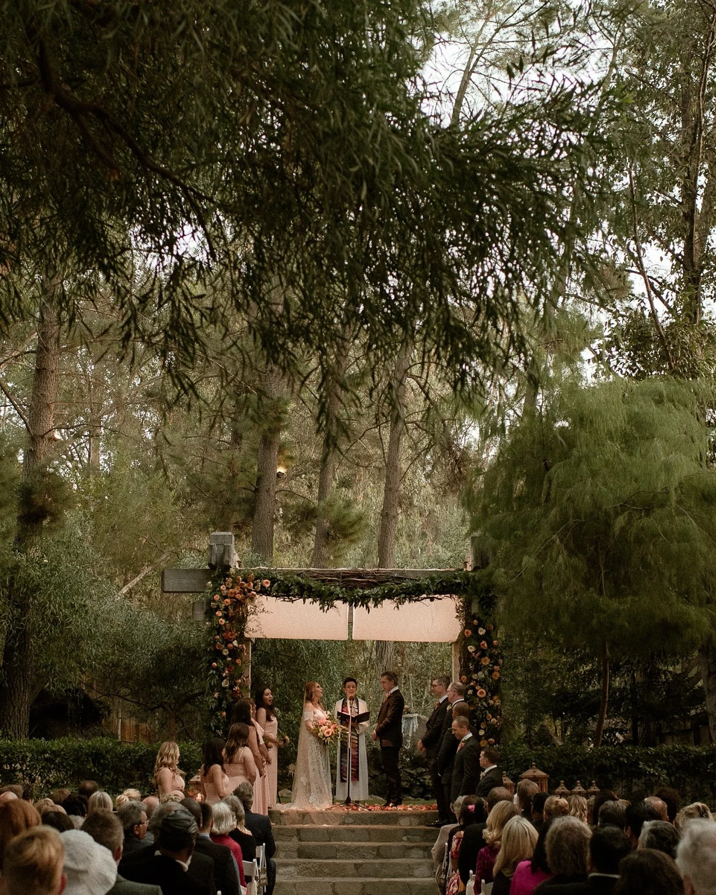 I photographed a wedding in Malibu at the same location they filmed @loveisblindnetflix and it was an absolute dream 💜