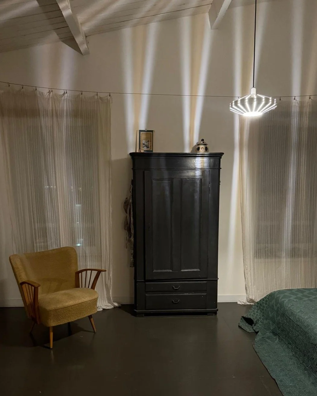 RBLTNK_D30 _White_bedroom_01.JPG