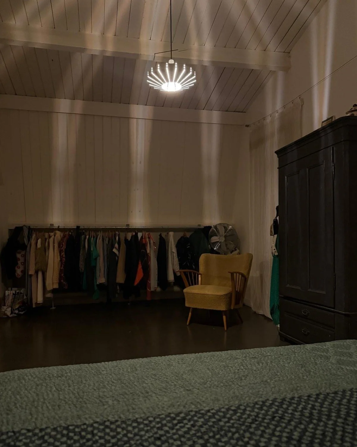 RBLTNK_D30 _White_bedroom_02.JPG