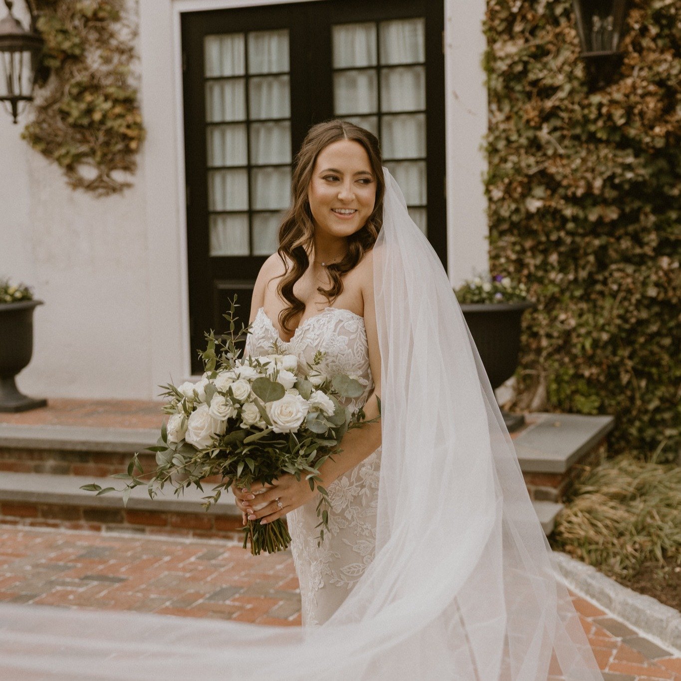 Wedding season is in full swing and we are LOVING all the photos brides are sharing with us. Check out the way this classic look came together for this spring bride! 

Farmside brides: as your wedding photos come in, send us your favorite photos feat