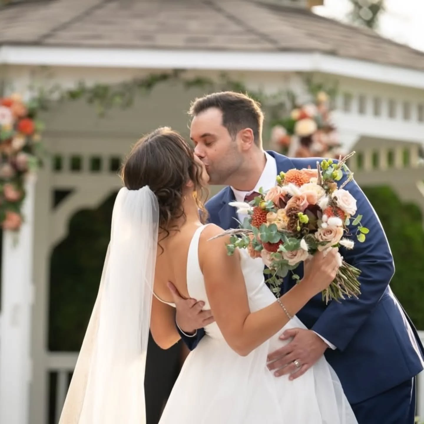 Helping you celebrate love is what we do best! 
Happy Valentine's Day to Farmside brides, past and future, and to all those in our community using flowers to say "I love you" today! 💕