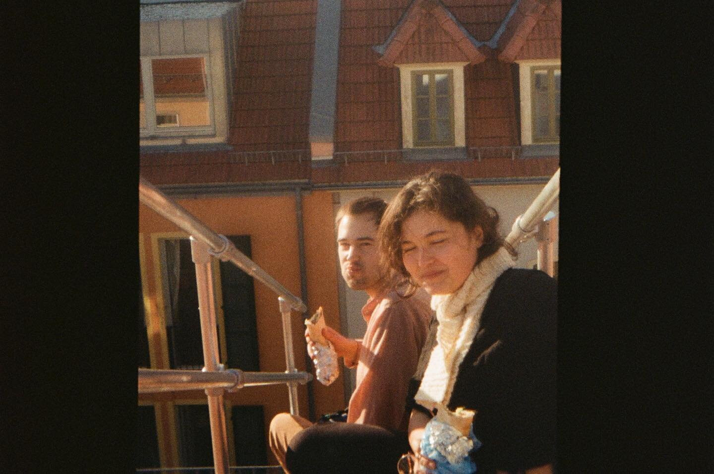 blast from the past - traveling golden angel friend @v_____hjl just developed some film from her visit to us in Weimar way way long ago- an experience cut swiftly short by Covid but sweet nonetheless! D&ouml;ner eaten on the roof of our beautiful att