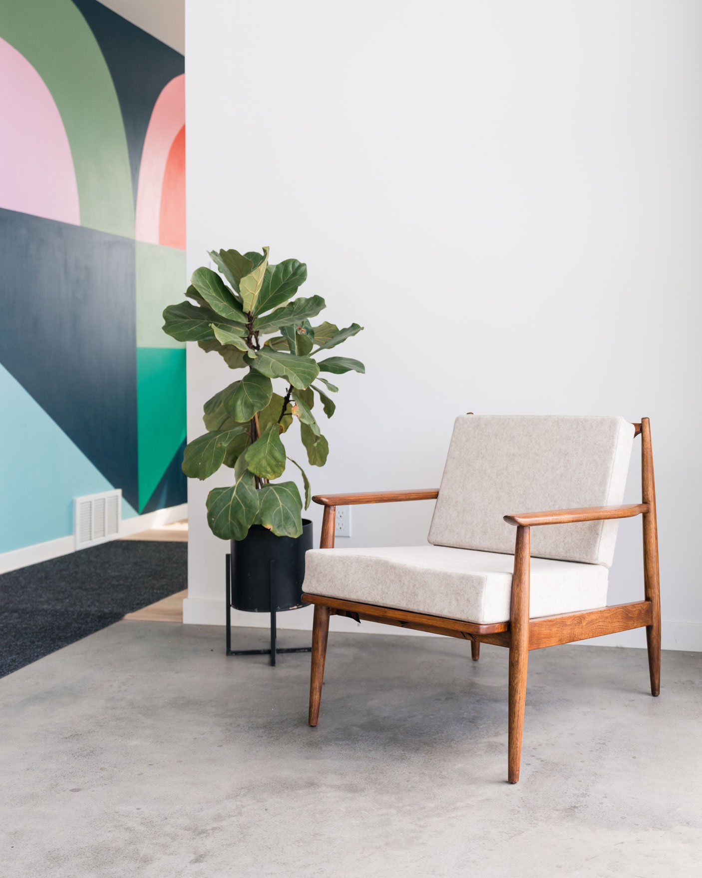 It's SPRING! Or is it? Depends on the minute here in Fargo. 

Luckily, it's always spring inside Studio Borealis: Happy plants, fresh decor, no wind, and always 68 degrees.