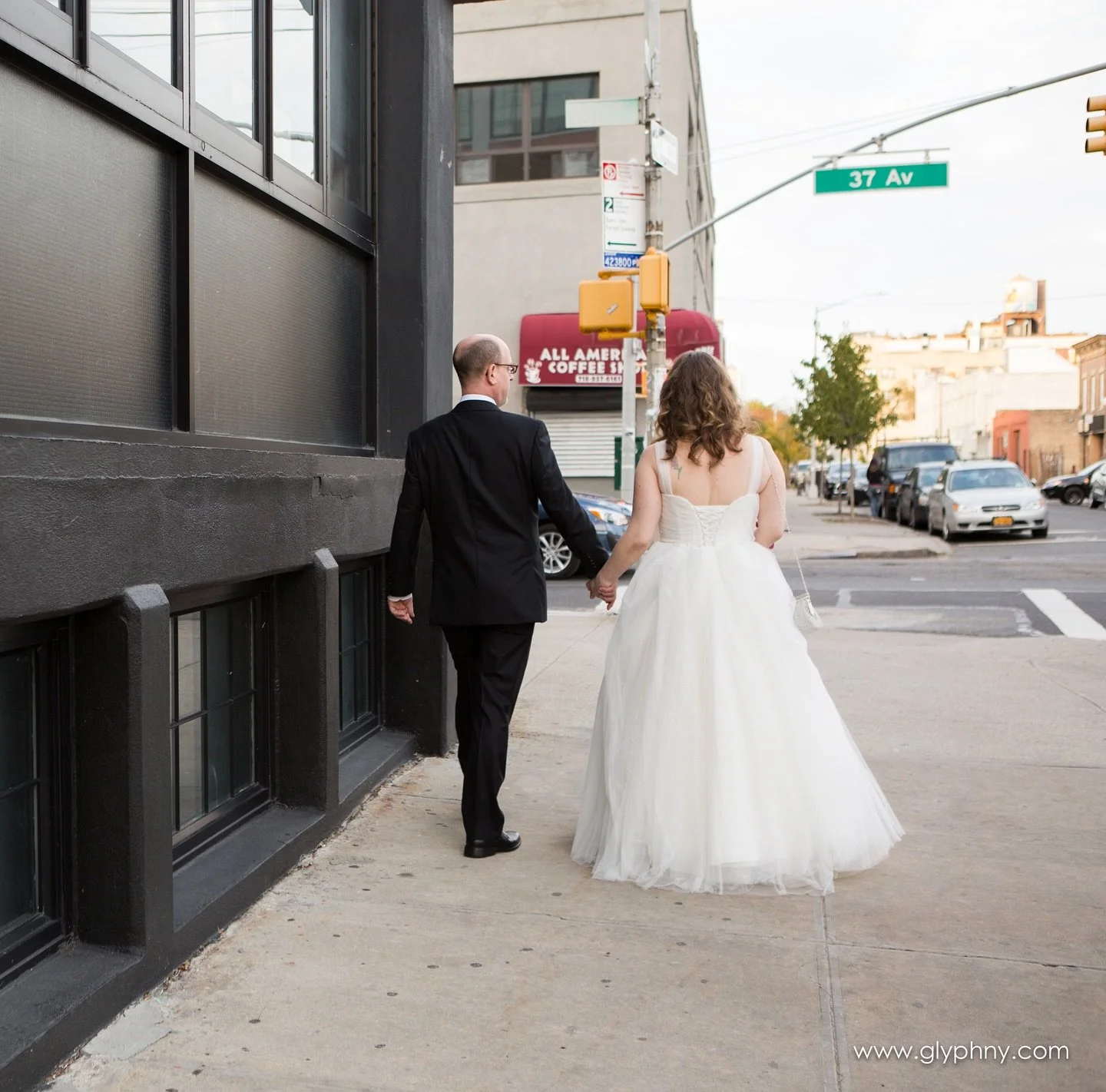 Why we say iconic #NYC moment&hellip;this is what we mean! Let&rsquo;s do this!
.
.
.
#weddings #weddinginspiration #photography #reels #weddingreels #trending #reelsofinstagram #brides #grooms #engagement #engaged #weddingday #weddingideas #explore 