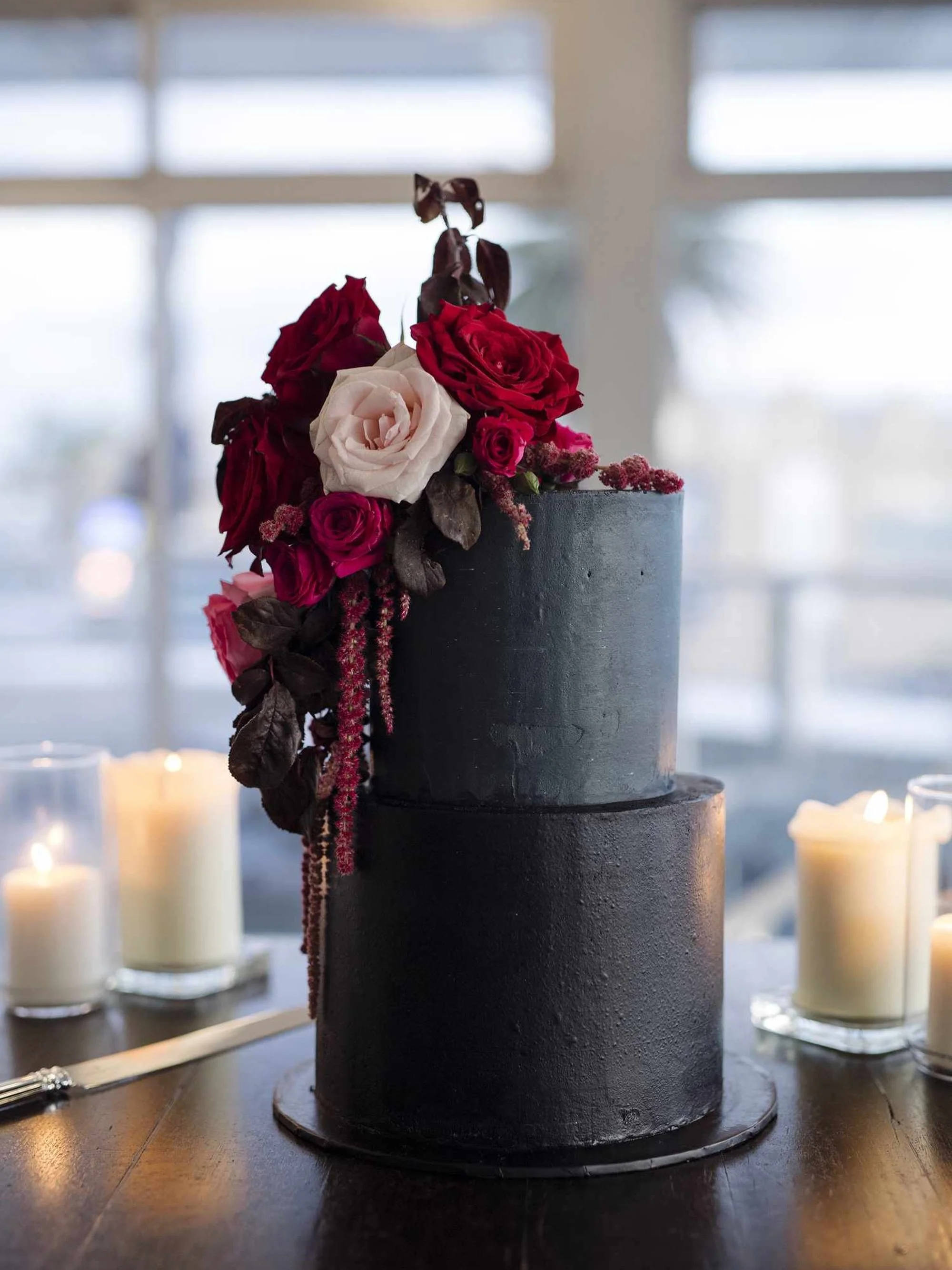 Not every wedding design needs blush pinks and ivory. Sometimes it&rsquo;s black tiers, deep red roses and drama. 🖤🌹 
.
.
.
#ConnecticutWeddingPlanner
#CTWeddingPlanner
#ConnecticutBride
#LuxuryWeddingDesign
#ConnecticutWedding