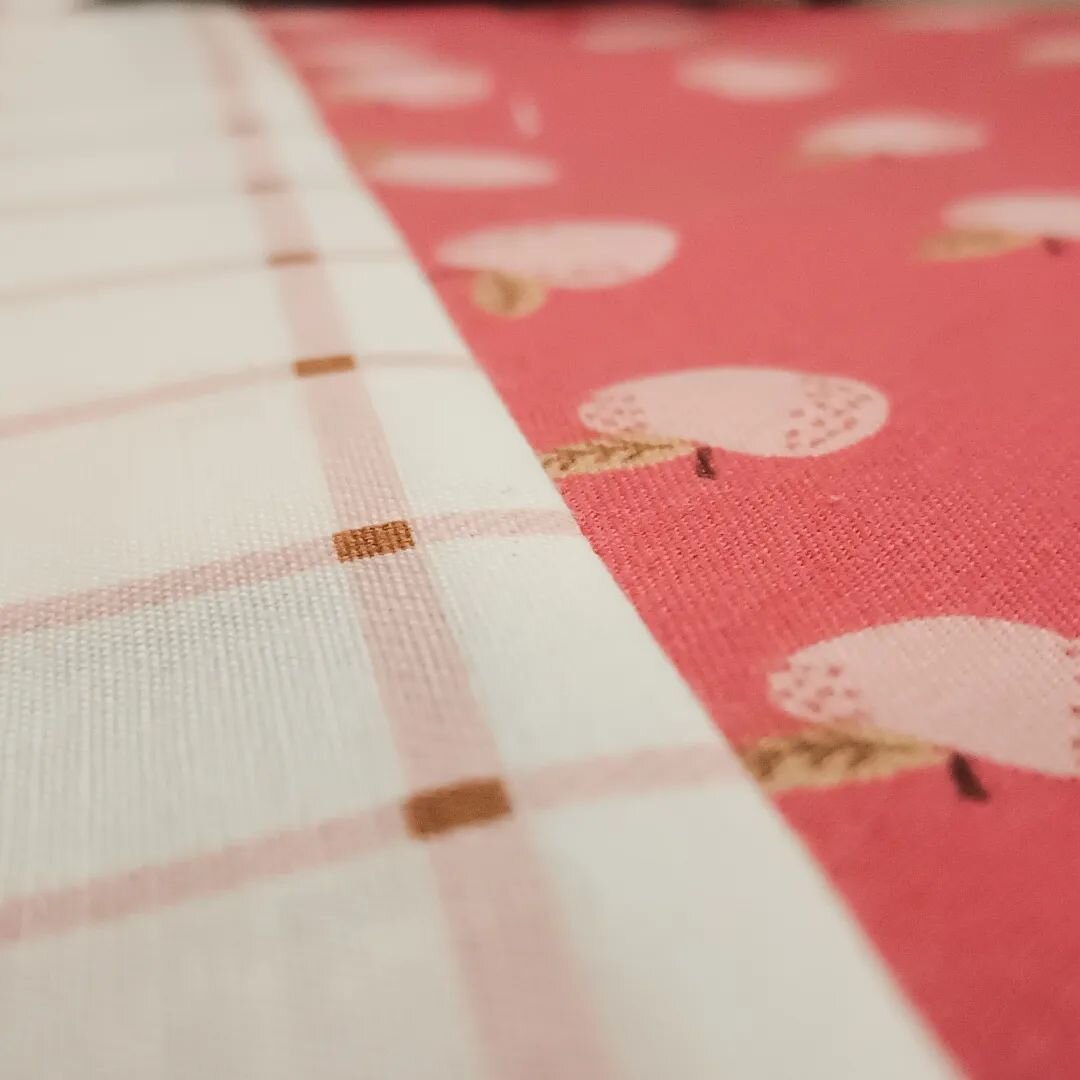 Apples all day everyday! Plus a sneak peak at the Orienteer Quilt Pattern. Are you an autumn apple lover or pumpkin spice queen? 🍎🍏🎃👑

Fabric- Sweetbriar by @rachelericksonart @citrusandmintdesigns  @rileyblakedesigns