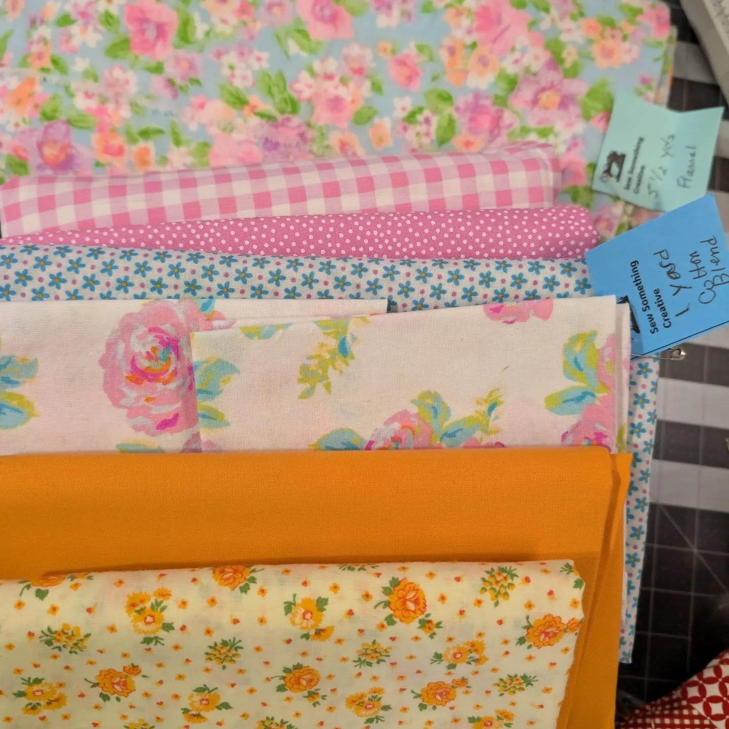 I'm about 25% done with my Christmas gift makes! 🙌🏻 I've made a couple of personalized stockings. I have a couple more stockings to go, a checkerboard, a quilt to hand quilt, and a puff quilt for my daughter. I've got time ... Right?! 😅

I struck 