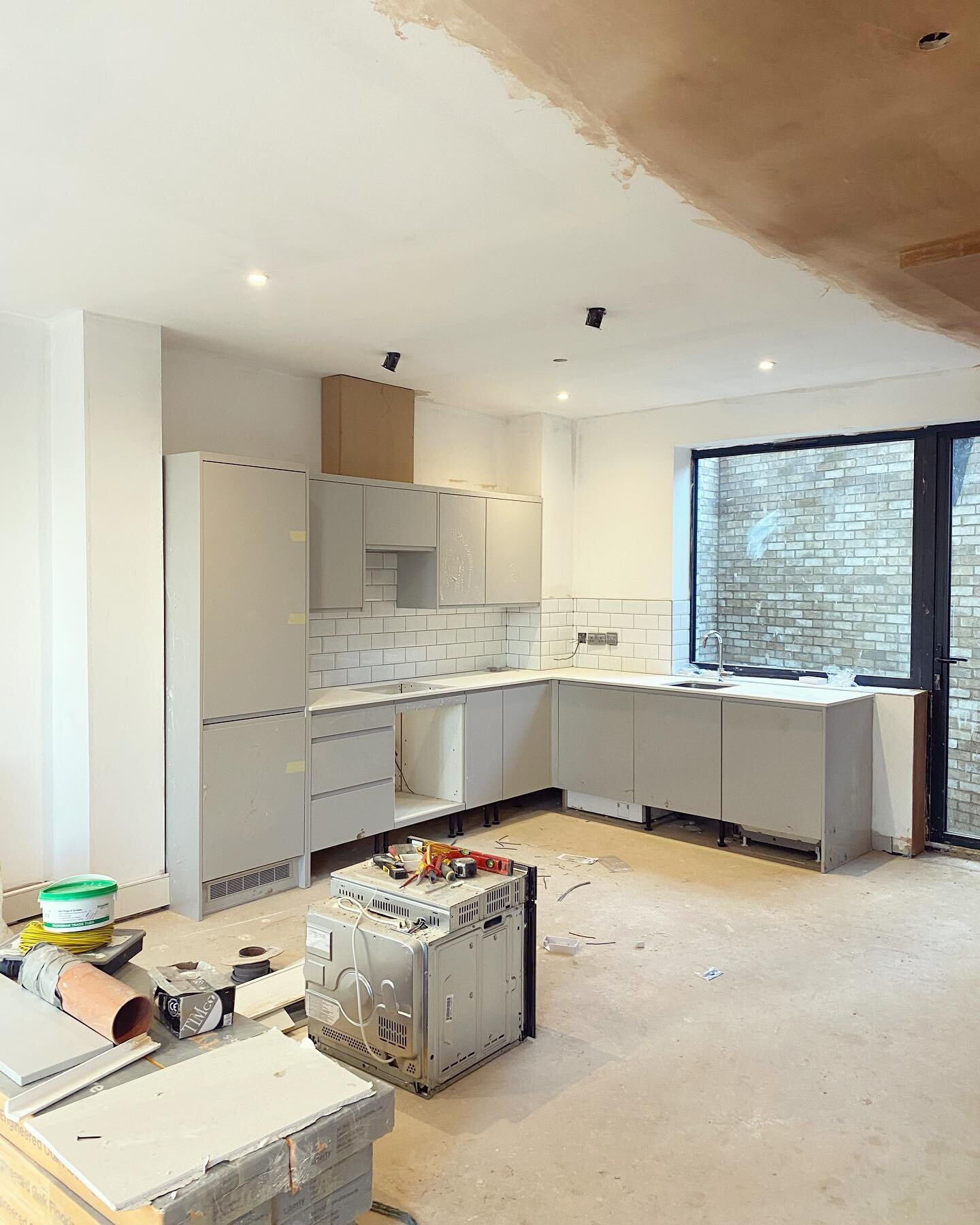 A sneak peek into one of the lower ground duplexes at Alma Place. The new matte grey kitchens by @wrenkitchens have all been fitted in these spacious open plan living rooms looking out to the front garden. 

_______________________________

 #almapla