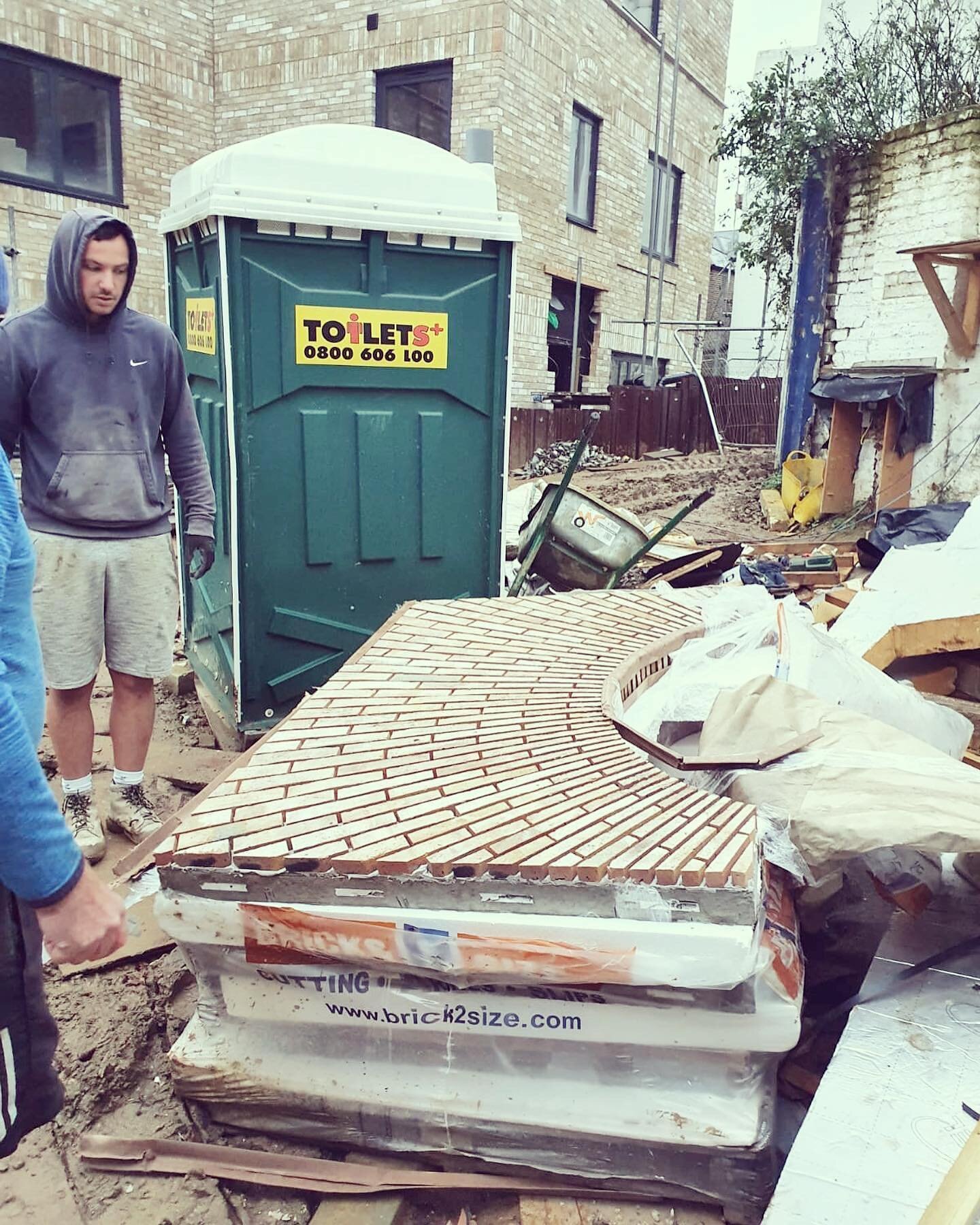 In they go, the arches! 

We&rsquo;re installing these pre-made brick sunrise arches to each of the entrances at our Alma Place development. Looking good! 

_______________________________

#almaplaceproject #almaplace #tdostudio #crystalpalace #crys