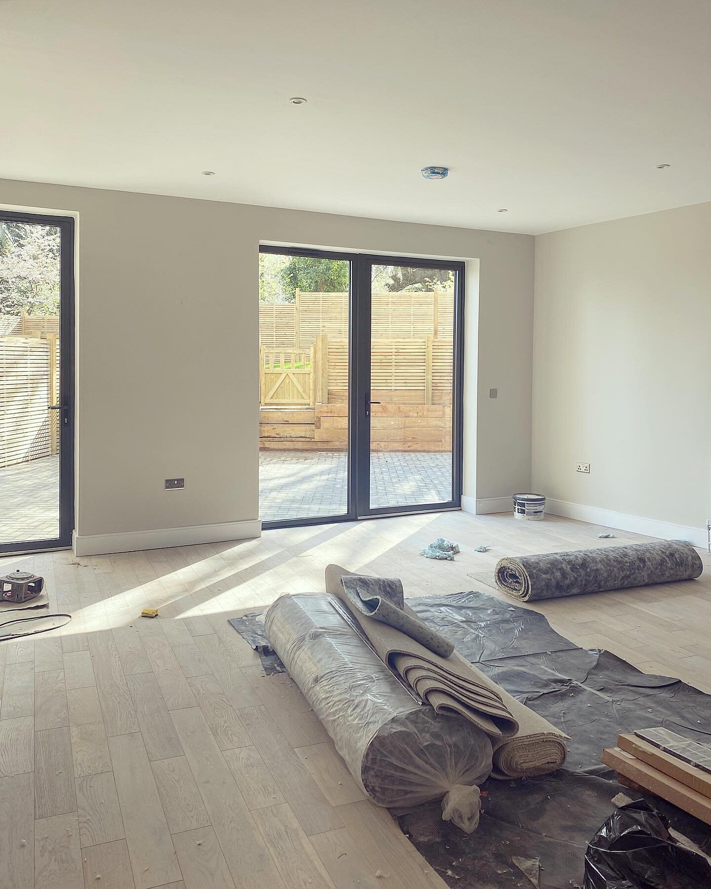 The kitchen-living space of one of the three downstairs duplexes a week before the buyers moved in. 

Lovely, high ceilings with windows at the front and back, it feels really bright and airy despite its location on the lower ground. 

Great outdoor 