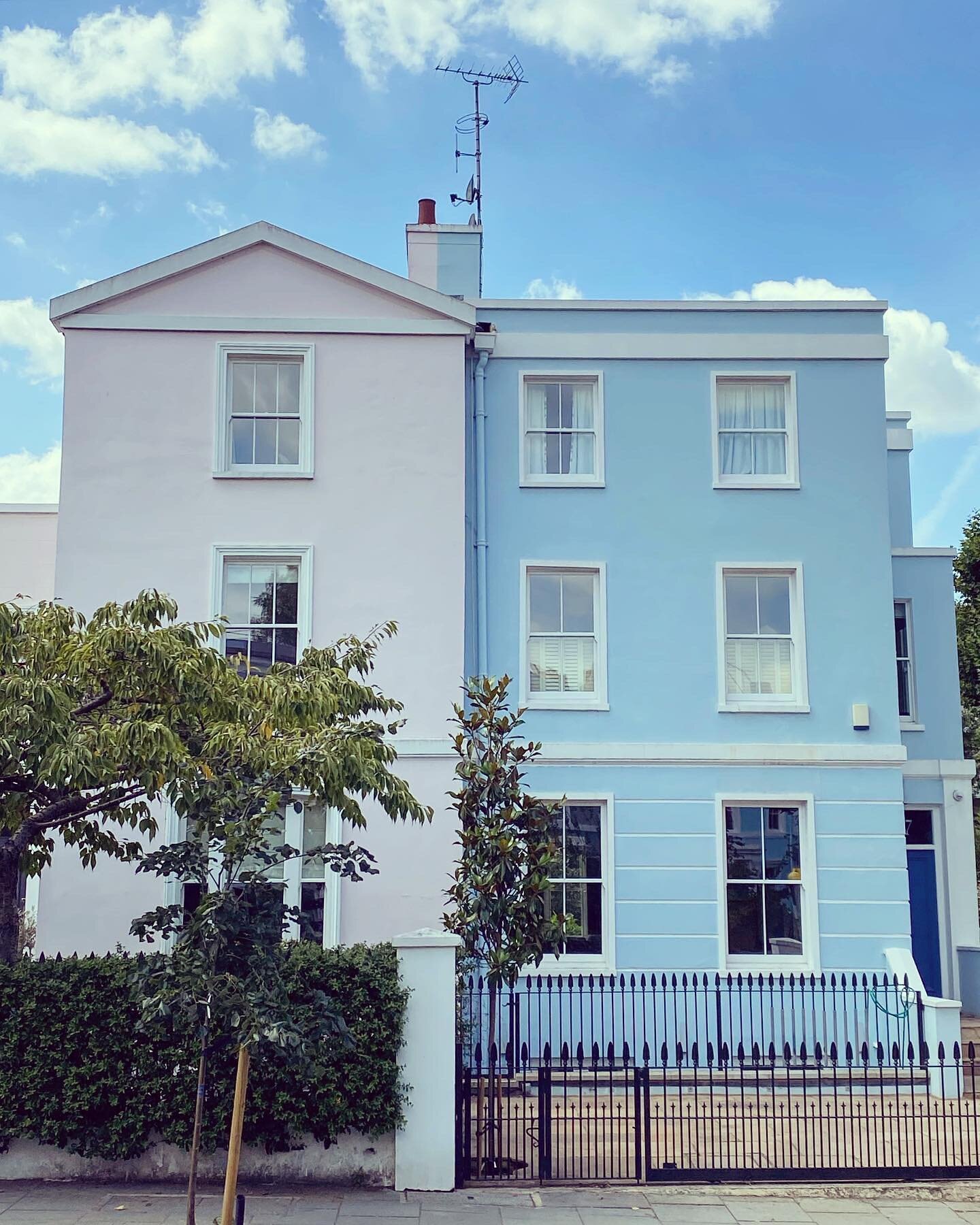 Got that Friday feeling? 🥳

_______________________________

#nottinghill #ladbrokegrove #portobellomarket #portobelloroad #london #colourfulstreets #housesofldn  #londonarchitecture #victorianproperty #housesofinstagram #townhouses #restoration #re