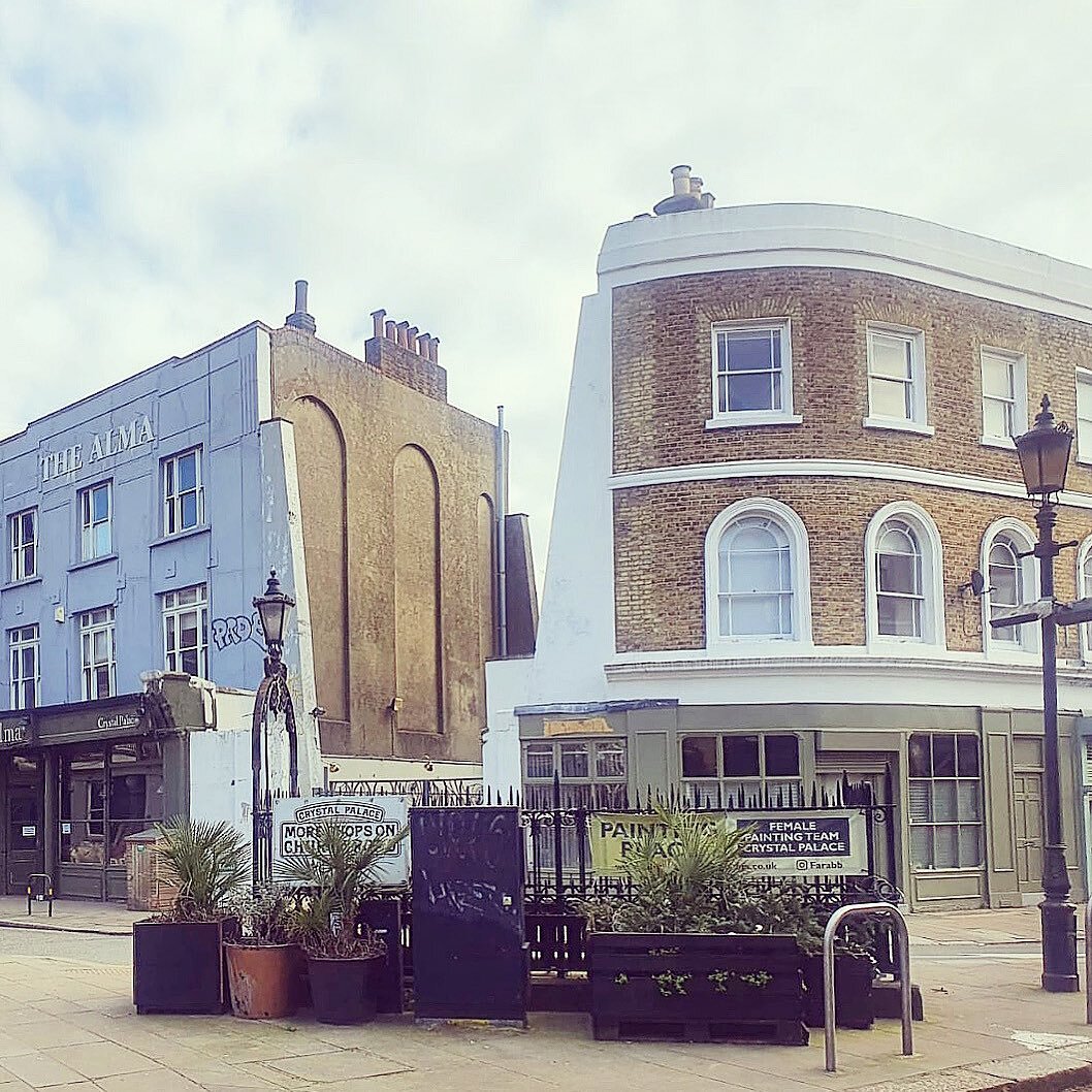 Breaking up the feed with some pretty street views. This corner of Church road is normally full of flowers from the florist&rsquo;s shop that opens later on in the day. 

Just behind the @thealmacp is the little road leading down to our Alma Place de