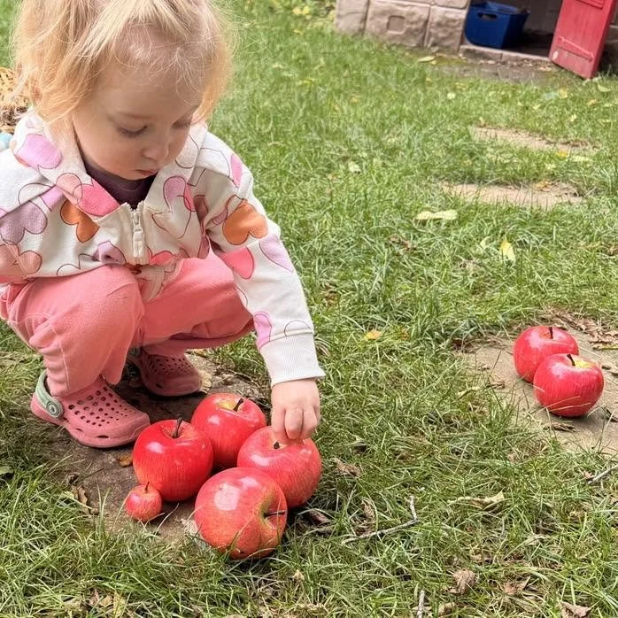 girl_apples.jpg