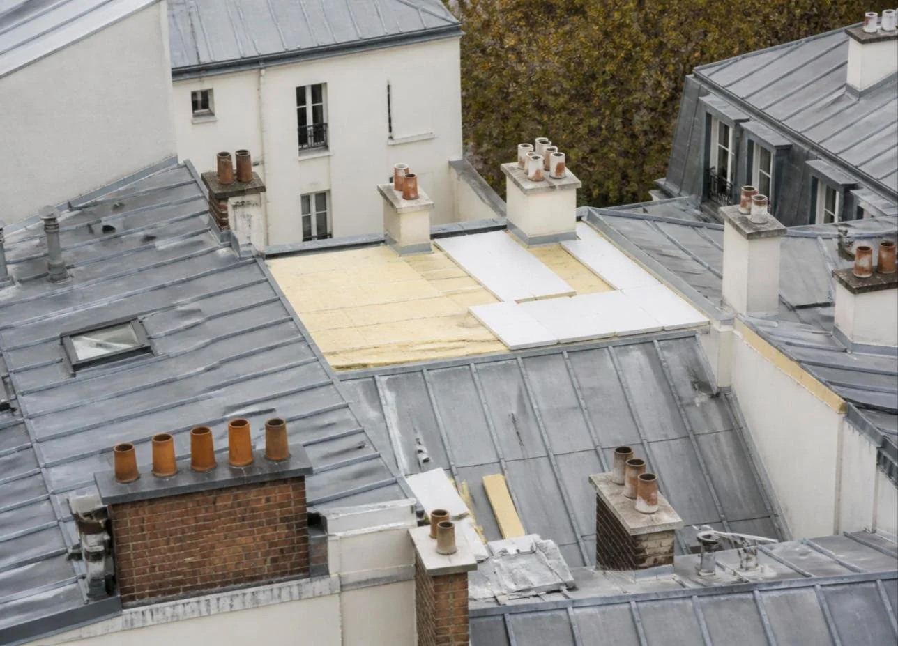 Toits de zinc parisiens pendant des travaux d'isolation de toiture en copropriété