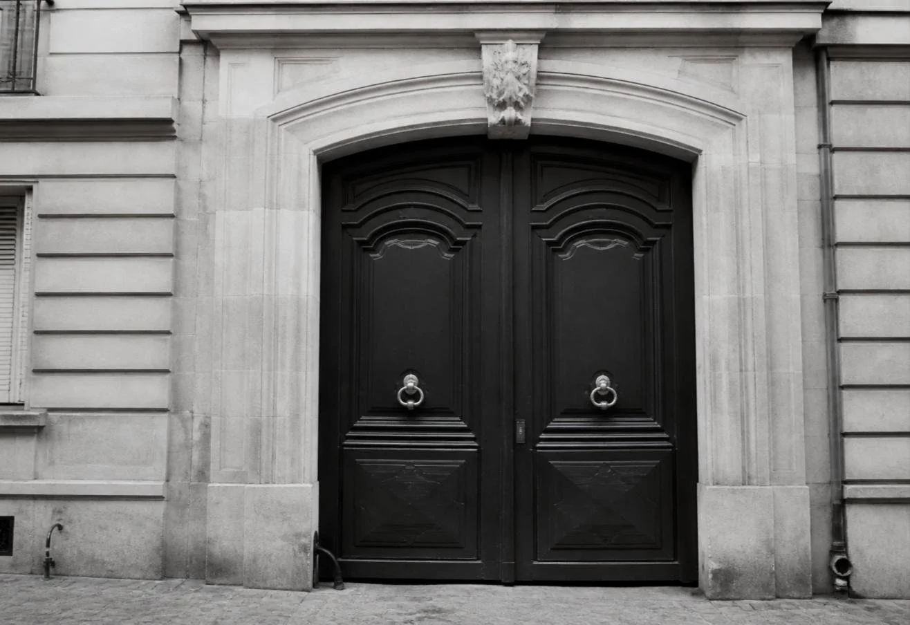 Porte cochère en bois d'un immeuble parisien en pierre de taille, location et encadrement des loyers à Paris
