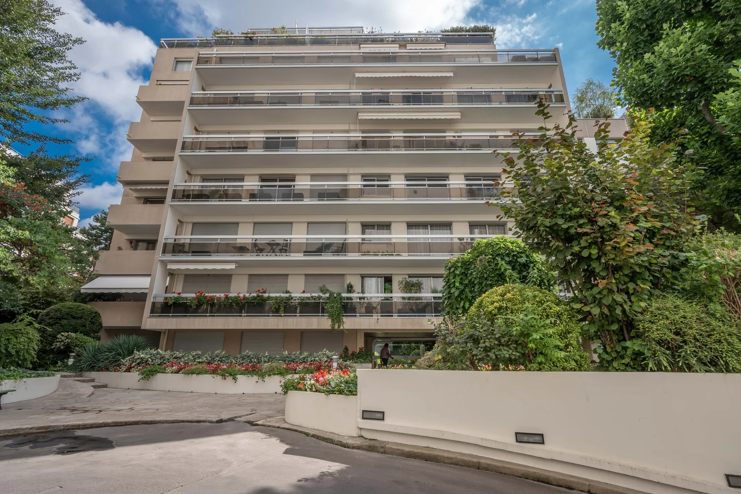 Les balcons fleuris sur la cour intérieure, 4 bis rue Fabre d'Églantine, Paris 12e