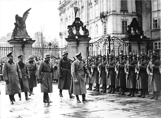 Prague March 1939 640px-Bundesarchiv_Bild_183-2004-1202-505,_Prag,_Burg,_Besuch_Adolf_Hitler.jpg
