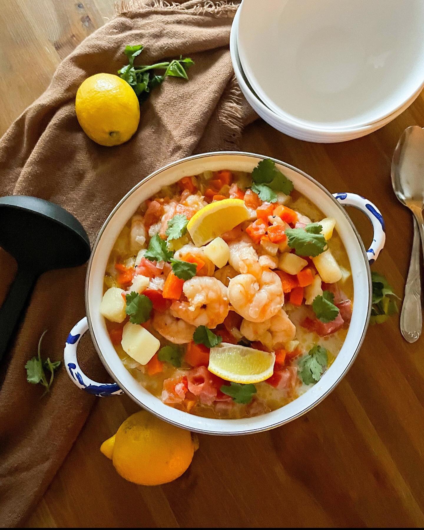 Is there anything cozier than a big ol&rsquo; bowl of homemade soup?! 🍲

This shrimp soup is full of flavour &amp; so comforting you won&rsquo;t regret making it! 
Recipe below👇🏻

&bull;3 tbsp butter
&bull;4oz red bell pepper, diced
&bull;6oz onio