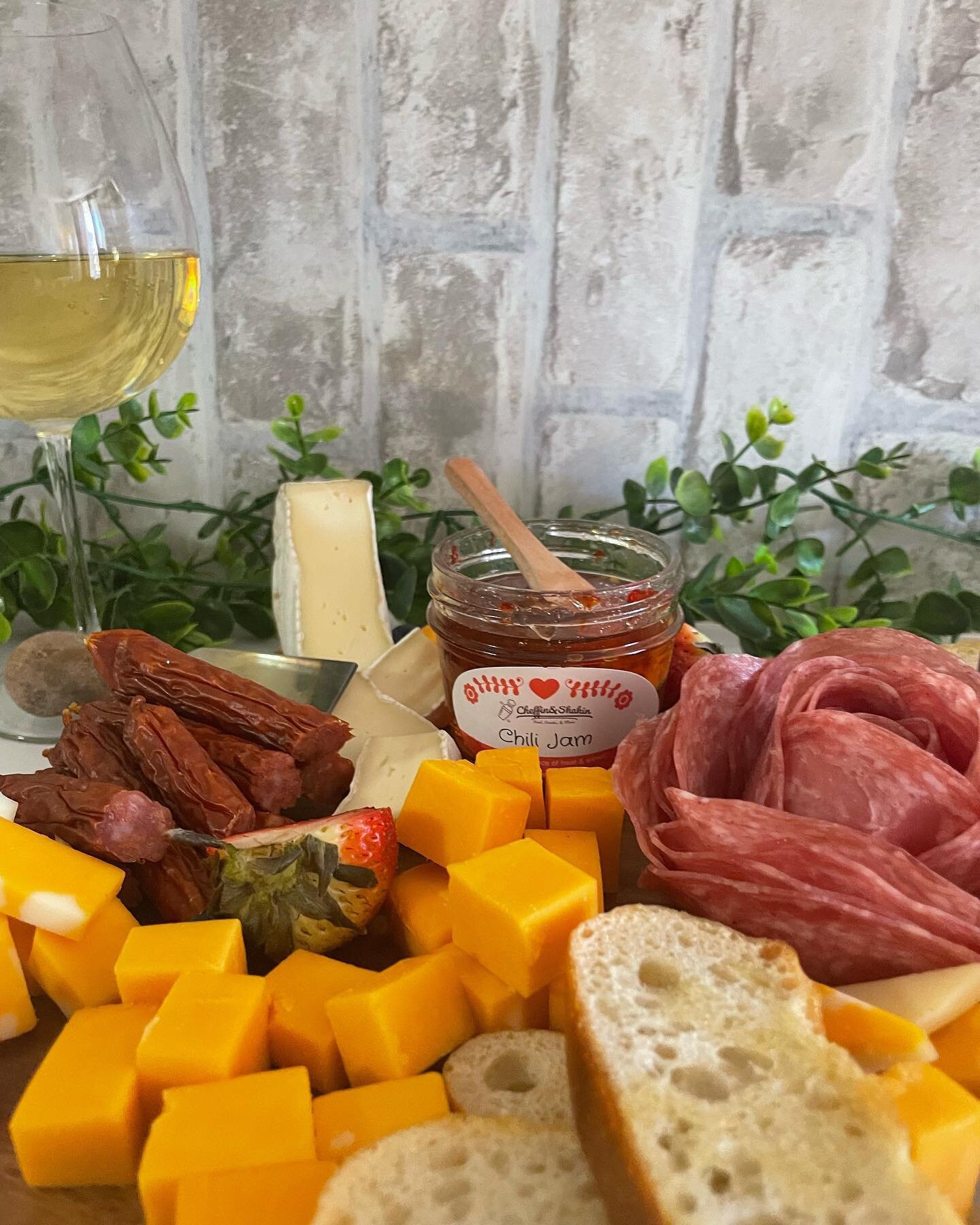Chili Jam + Cheese = A lovely combination! 🧀🥖😍

*
*
#cheeseboard #cheeselover #chilijam #baguette #spread #jams #cheeseboardspread #chili #condiments #spreads #cheffinandshakin #cheeseboardsofinstagram #cheesespread #winetime