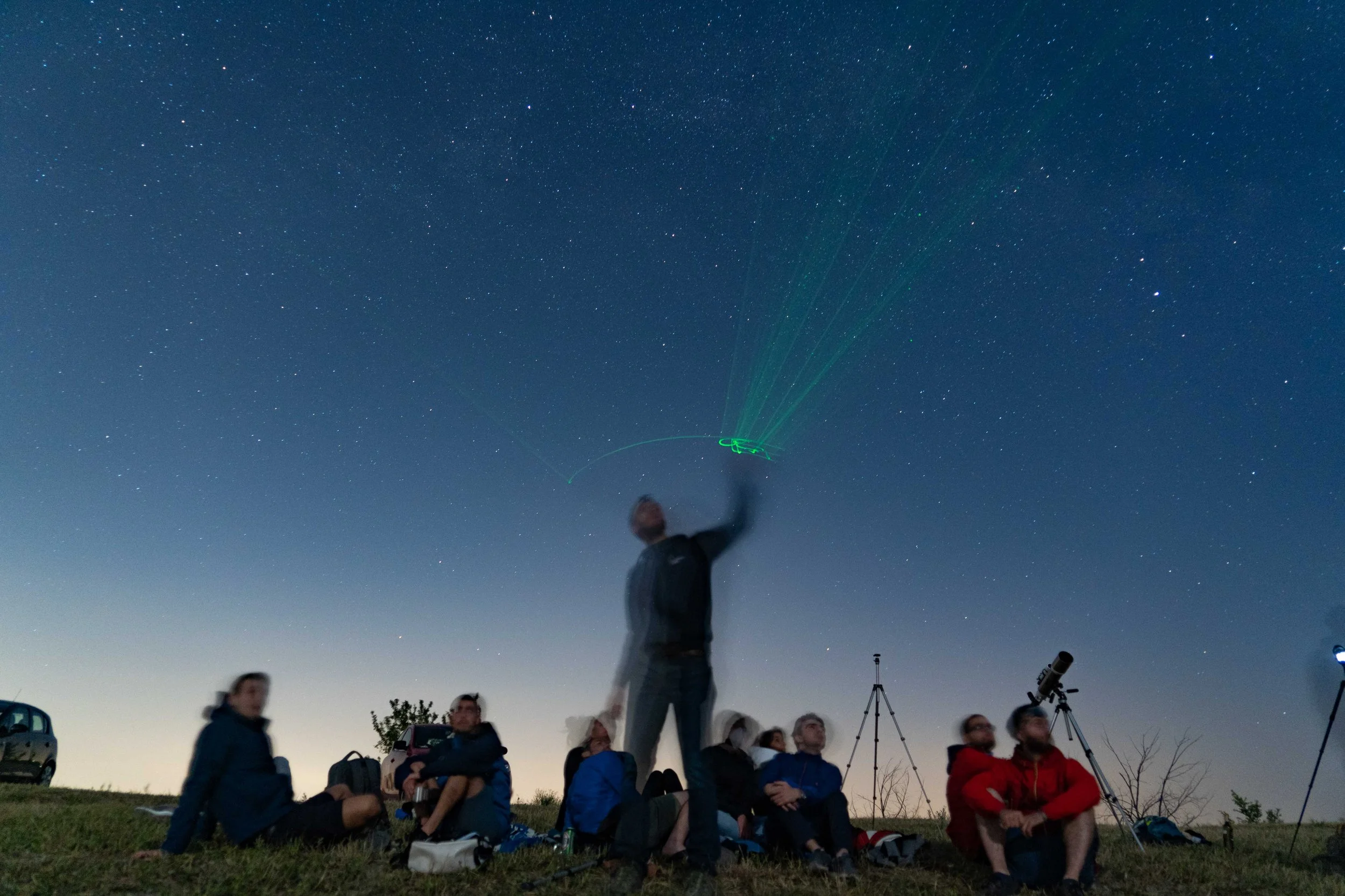 Il laser punta le costellazioni dal prato di Madonna del Vento, nelle mani del presidente: Simone Jovenitti