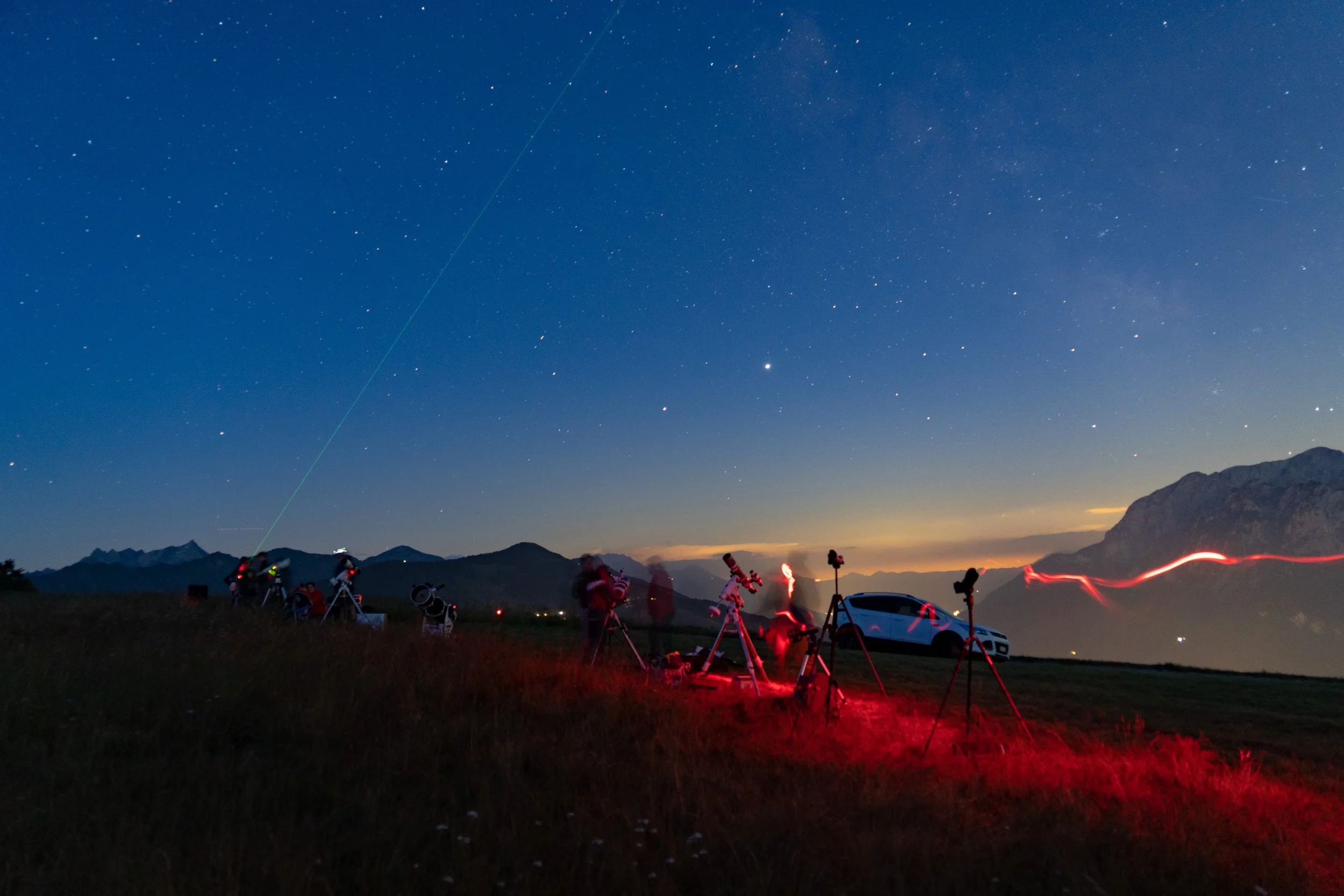 Con una lunga esposizione, le luci e i colori della notte all'Alpe Giumello vengo perfettamente immortalati sul sensore della macchina fotografica