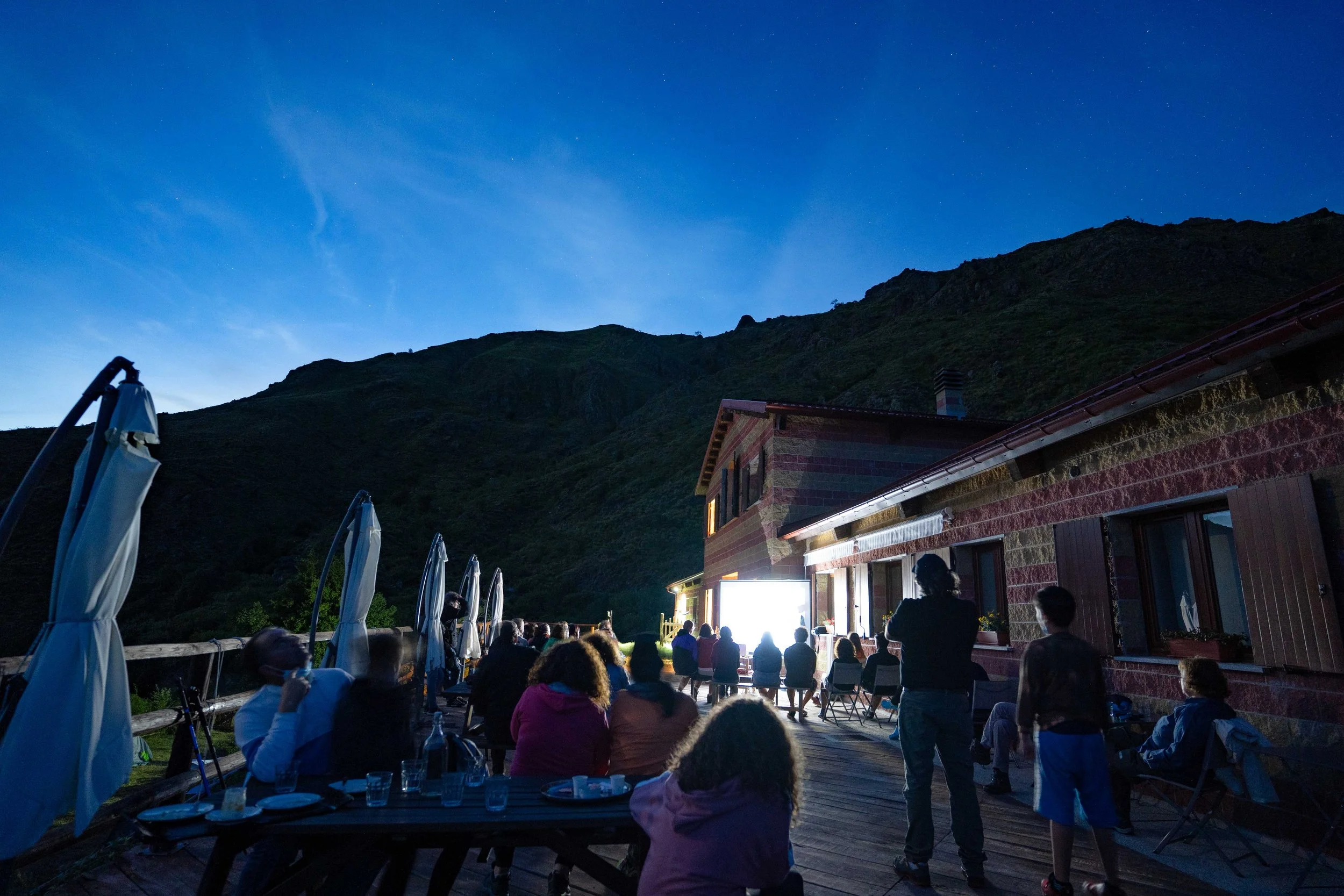 La terrazza di Malga Zanoni a inizio serata osservativa, prima di spegnere ogni luce e lasciare che gli occhi si abituino al buio dell'universo