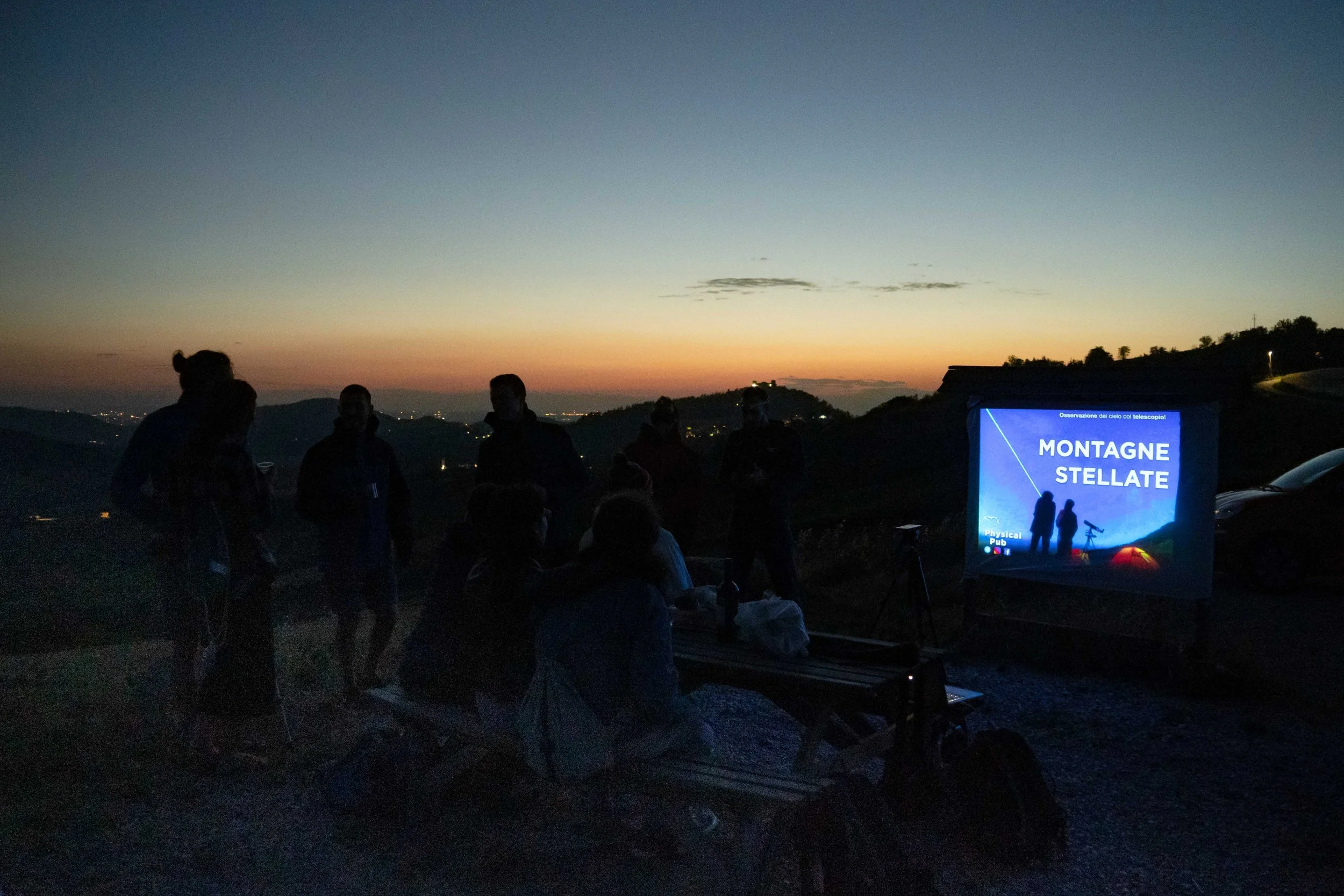 Madonna del vento. Due paletti di una vecchia tenda, quattro cordini e un proiettore. Basta questo per iniziare la serata