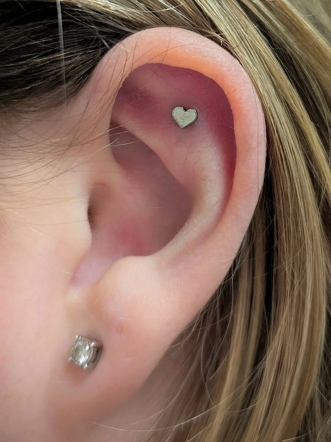 My little piercer heart was soaring when I saw how beautifully Cassidy's flat piercing is healing! 🩷 She came in for her downsize appointment (an absolutely essential part of healing a flat piercing) and I just had to get a photo of it. Thank you fo