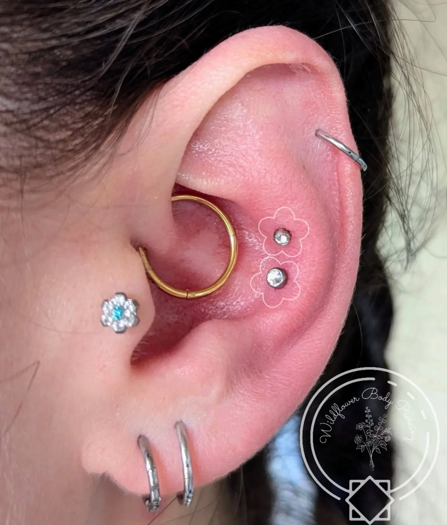 What's better than a conch piercing? TWO conch piercings! Kiah had me add these conch piercings to her amazing collection of ear piercings and I was thrilled to get to do my favorite ear piercing twice. She chose these classic bezel-set CZs from @khr