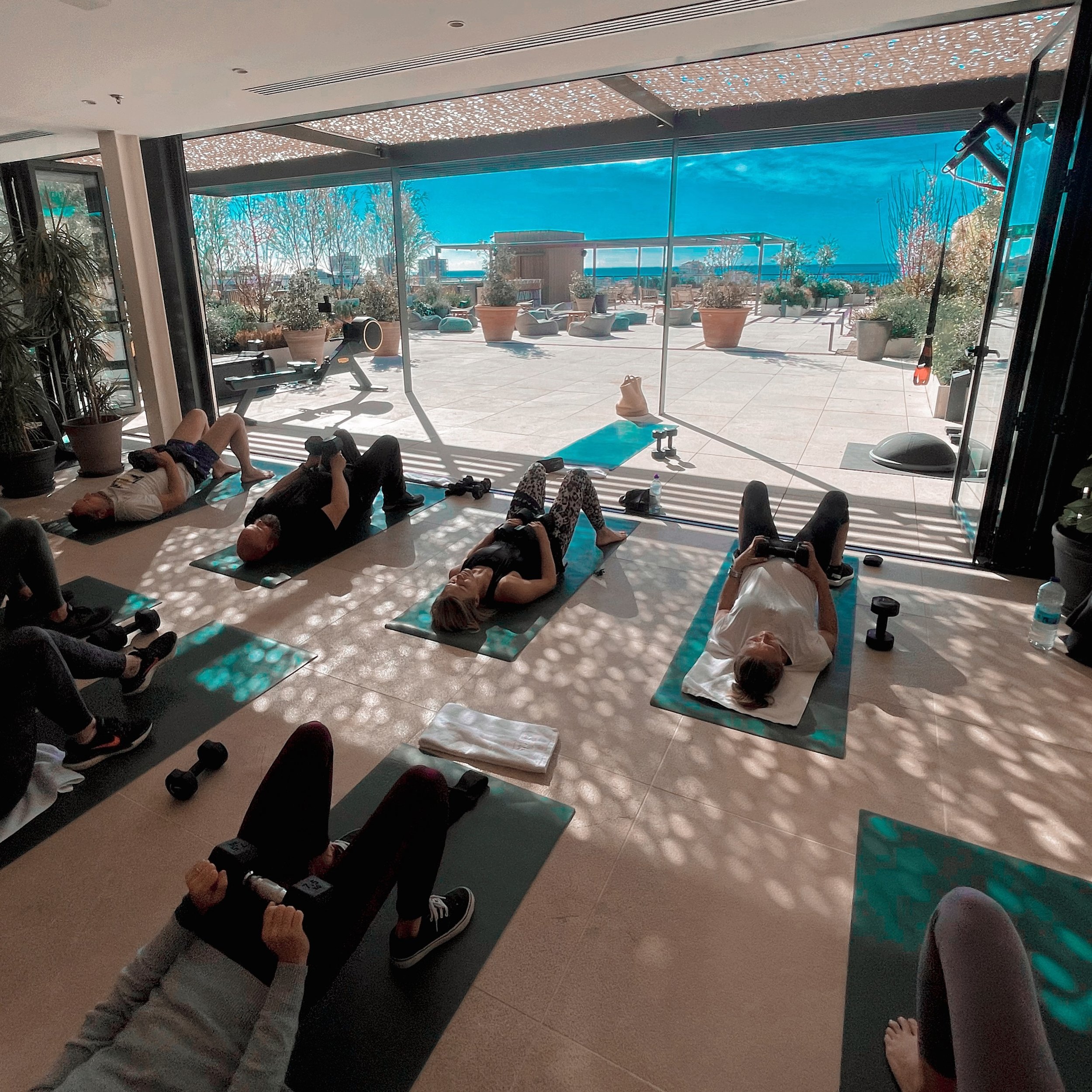 Get ready to work those glutes and strengthen your core! Join us for our Booty Core on Wednesday 9.30 with @robin_de_bock_ 

Don&rsquo;t miss out on the burn! 

#BootyCore #FitnessGoals #WorkoutWednesday #StudioWithAView #SitgessFitness #SitgesAnyTim