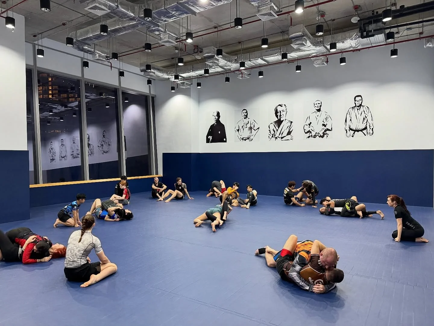 Half Guard

Dominance here is not defined by top or bottom position, but by command of the head and shoulders. Whoever dictates this axis controls posture, balance, and pace.

The top position may look dominant, but without head-and-shoulder control,