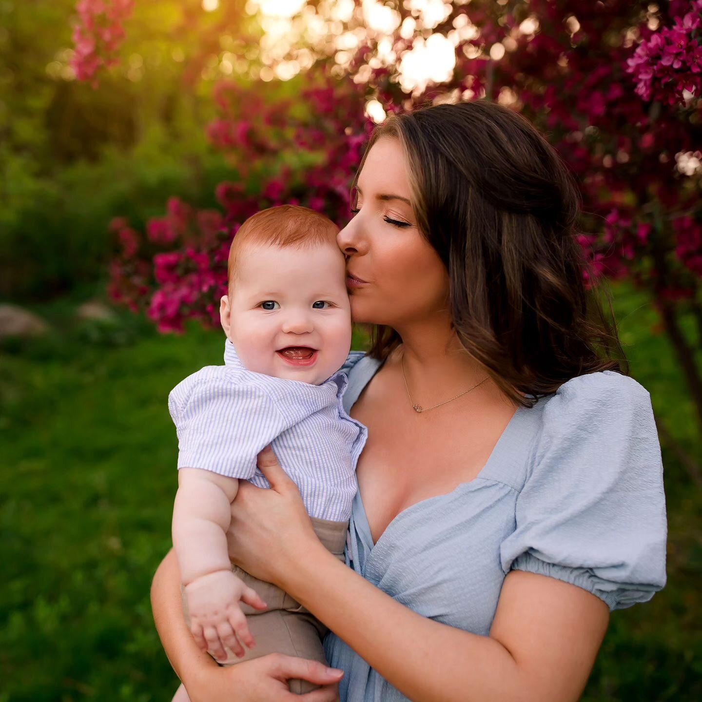 Still trying to think of what to get your favorite Mom for Mother's Day?? She wants photos, of course! I have gift cards available 😊
#mothersdaygiftideas #shewantsphotos #genevaillinois #genevail #familyportraitsession #momslove❤️ #stcharlesil #baby